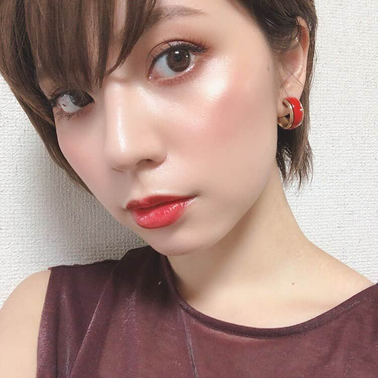 筒井愛実さんのインスタグラム写真 - (筒井愛実Instagram)「． BOBBI BROWN✔︎ ． 心斎橋DAIMARU限定のcheek &lip glossが凄い可愛い🤤♡ ． チークはピンク色だけど、肌に載せるとシックな発色で秋冬のメイクにピッタリ‼︎ ツヤ感もすっっごく綺麗で肌も綺麗に見える✨グロスには金色のラメが入っててこれもまた可愛い💕 ． チークはレギュラー商品にはないみたいやからコレは大切に使おう😭💘 ． #BOBBIBROWN #チーク #リップ #コスメ #秋コスメ #コスメ好きさんと繋がりたい #コスメ好き #コスメ購入品 #美容室 #ヘアサロン #ショートヘア #フリーモデル #大阪 #フリーモデル大阪 #筒井愛実 #関西 #日本 #インスタ映え #instagood #Japan #model #hair #photo #camera #girl #osaka #Instagram #instagramjapan #me」9月26日 17時51分 - manamin_158cm