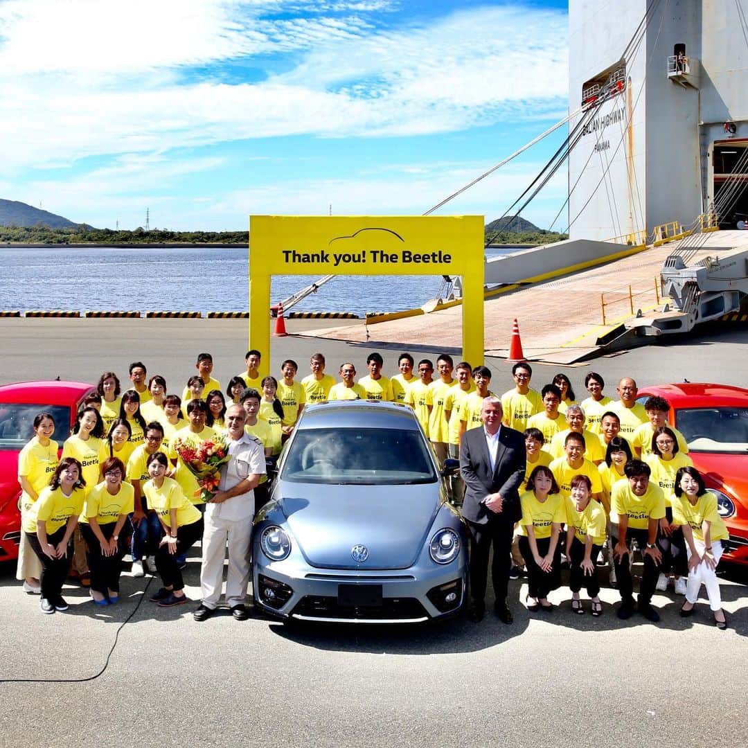 フォルクスワーゲンさんのインスタグラム写真 - (フォルクスワーゲンInstagram)「【Thank you! The Beetle】  先日メキシコのプエブラ工場で生産修了した、最終ロットのザ・ビートル63台が、9月25日に日本に陸揚げされました。  アカプルコ(メキシコ)→サンディエゴ(米国)→リッチモンド(米国)を経て、29日間の船旅の末に到着したザ・ビートル。日本では2012年5月から販売がはじまり、累計44,681台が日本に輸入されました。  今回届いたザ・ビートルたちは、フォルクスワーゲングループジャパン豊橋本社で点検・整備され、全国のお客様のもとへ旅立っていきます。  #Volkswagen #vw #vwbeetle #thebeetle #type1 #vwtype1 #vwlife #vwlove #instacar #carofinstagarm #フォルクスワーゲン #ワーゲン #VWビートル #ビートル #ザビートル #タイプ1 #ドイツ #ドイツ車 #外車 #船 #ありがとう #記念式典」9月26日 18時01分 - vw_japan