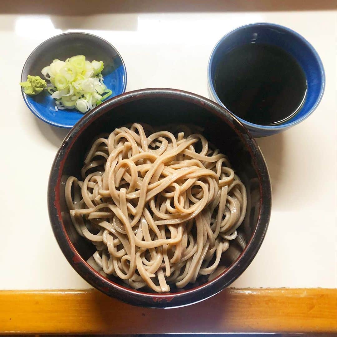 のインスタグラム：「山形にて行きたいお店三軒ふられ（本来どの店もやってるはずの時間なのに）、ふらりと入った定食屋で、蕎麦メニューが豊富だったので「どれが名物とかあります？」と聞いたら、「いや、別にどれもとりたて名物では、、」って。いきなり山形のゆるさにやられている。　#山形グルメ #隠れミッキー  #おひとりさま」