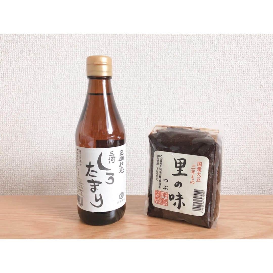 竹中友紀子のインスタグラム：「#発酵生活  名古屋公演の際に、地元の親友が差し入れてくれた発酵食品たち。 白醤油は愛知県三河地方のごく限られた地域で作られている琥珀色のお醤油。通常お醤油は大豆と小麦を1：1の割合で仕込みますが、白醤油は1：9。中には大豆を一切使わないものも。大豆を使わないと醤油という表記ができないため、白醤油ではなくしろたまりという名前になっているんですね〜。 お味噌ももちろん愛知で作られる豆みそ。子供の頃から慣れ親しんだ味。 さて、どんなお料理に変身させようか妄想が膨らみます。」