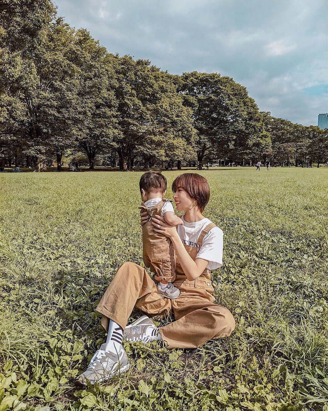 ソンイのインスタグラム：「息子とペアルックして公園へお出かけした日🌳﻿ 生後6ヶ月だからもちろんまだ歩かないけど靴をお揃いで購入したから履かせてみたら可愛すぎて🥺💕﻿ ニューバランスがお揃いで、それに合わせてベージュのサロペット合わせしたの🥰﻿ ﻿ 最近はAmazonプライム・ワードローブで息子のお洋服を買ってるんだけどめちゃ便利で😳🧡﻿ プライム・ワードローブは買う前に試着が出来て購入しないものは着払い伝票で返送が可能だから、子供のお洋服だとサイズ感や生地の肌触り、カラバリで悩んでる時とかすっごく助かる🥰﻿ ﻿ ニューバランスの新しい996シリーズも試せたから初めて息子用の靴を買ったんだけど、お店に行かなくてもお家で実物見てから決めれて安心便利なお買い物ができました😚👏🏼﻿ まぁ試着させると親バカ炸裂で全部が可愛すぎてこれもあれも状態🤣﻿ ﻿ 我が家はずっとAmazonプライムの番組の大ファンで会員なので、追加料金なしで利用できるんです✌🏼🌹﻿ 詳しくはストーリーズのリンクをタップしてみてね🤳🏻﻿ プライム・ワードローブでニューバランス996シリーズを取り寄せて購入すると、Amazonギフトコード500円分がもらえるから是非😚﻿ ﻿ #amazon #プライムワードローブ #アマゾン996﻿ #親子コーデ #キッズコーデ #アマゾン試着レポ﻿ #アマゾンでニューバランス #996 #CM996﻿ #amazonfashionjp #ニューバランス #生後6ヶ月 #ニューバランス996 ﻿#男の子ママ #男の子ベビー #PR ﻿ @amazonfashionjp @new_balance_japan﻿」