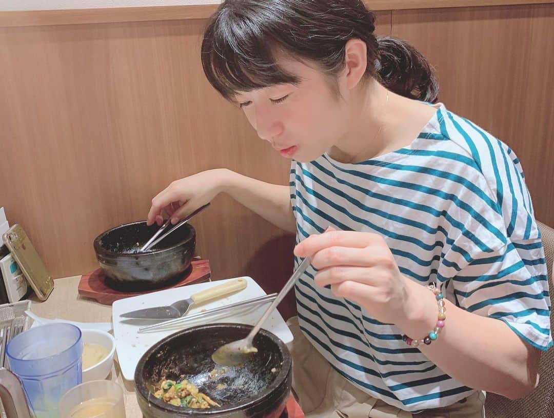 廣瀬七海さんのインスタグラム写真 - (廣瀬七海Instagram)「2019/09/26  ゆなさん🐷👑 お誕生日おめでとうございます🎂  ゆなさんはたくさんお話してくれます。 ゆなさんといると自然と笑顔になれます。 伝えたいことは沢山あるけど、私の語彙力だったら伝えきれない。  私が中学生の時、ゆなさん(当時はにこさん)と出会って、にこさんはあの頃からいつもキラキラ輝いてて、 私が高校を実業に決めたきっかけもにこさんや先輩方がキラキラ輝いてて、かっこよかったから。 ずっとにこさんを追いかけるようにバレー人生を送ってる私は、にこさんからたくさんのパワーをもらってバレーしています。 ずっと一緒にバレー出来ていることがほんとに幸せです。 にこさんと出会えてよかった。 これからも良くも悪くも先輩の背中を見て、後輩廣瀬、育っていきます。笑  いつも私の事気にかけてくれてありがとうございます。 これからもよろしくお願いします。 また、美味しいお肉食べに行きましょうね🍖✨ #旭実のスマイルコンダクター #私の人生のキーパーソンの方ですね #ずっと大好きです #にこさんの好きなところは #いつもキラキラ輝いてるとこ #優しいところ #色んな話をしてくれるとこ #面白いを超えるところ #周りを笑顔に出来るとこ #肩幅が広いところ #意外と足が長いところ #1番好きなところは #お肉を前にすると目がキラキラ輝くところ #これからも #よろしくお願いします😄🧡 #旭実魂 #でがんばりましょう🔥」9月26日 18時09分 - 3hr_7umi1