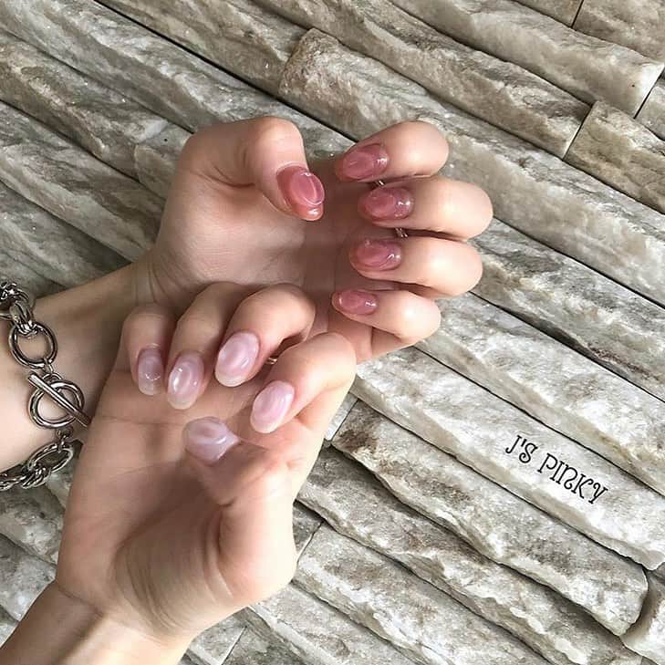 Locariのインスタグラム：「【一度はやってみたい♡気分の上がる派手ネイル10選】 ロカリではこの秋にピッタリのオシャレなネイルをご紹介しています💋ぜひ記事をチェックしてみてください♡ . . phot by @jspinky_yuki  さん . . . #ネイル #ジェルネイル #ネイルデザイン #ネイルアート #ニュアンスネイル #秋ネイル #シンプルネイル #セルフネイル #オフィスネイル #個性派ネイル #ショートネイル #トレンドネイル #ネイルケア #上品ネイル」