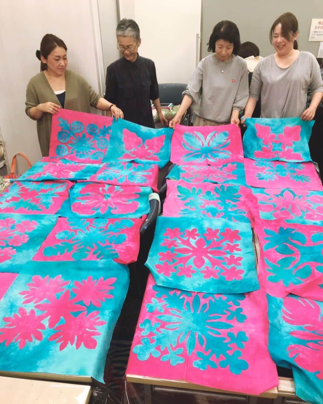 キャシー中島さんのインスタグラム写真 - (キャシー中島Instagram)「*﻿ 大阪の生徒さんたち、どんどん作品を作り上げています。﻿ ﻿ ミネソタ染めのキルト可愛いわね❤️😍﻿ エンゼルストランペットのバッグもいい感じ❤️﻿ …でもキルティングの縫い忘れ発見！﻿ ちゃんと縫ってね！﻿ ﻿ 上級クラスのシャワーツリーキレイですね❣️﻿ みんな熱心で頑張り屋さんです。﻿ ﻿ #キルト#quilt﻿ #ハワイアンキルト#hawaiianquilt﻿ #quilter#キルター#生徒さん﻿」9月26日 18時09分 - official_kathynakajima