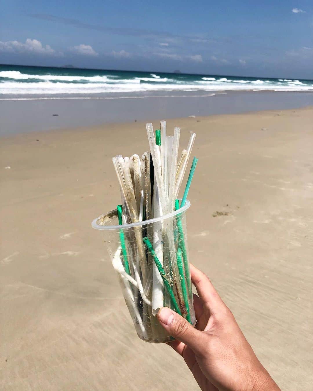 イ・ジェユンのインスタグラム：「Result of 5min collecting only straws on the beach. #거북아미안해 #해변5분빨대수집 #seaturtles #earth #ocean #ourplanet」
