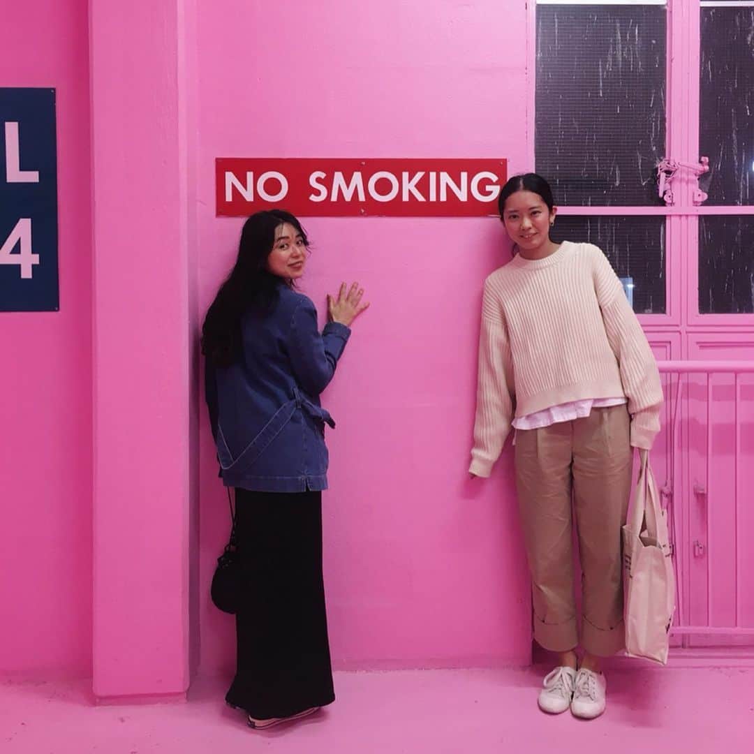 Yu-kiのインスタグラム：「ワーホリでロンドンにいた頃何度も行ってたFrank’s Cafe。夏の間しかオープンしてない貴重なルーフトップの場所🥺今年は最終日に行ってフランクス納めしてきた😇2枚目は２年前、3枚目は３年前🙆🏻‍♀️髪の長さと色全然違うし若い🙄来年まで長いけどまた来年も行けるから楽しみ💓#peckhamrye#southlondon#london#uk」