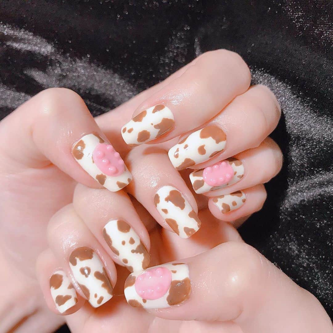 なかやまちえこさんのインスタグラム写真 - (なかやまちえこInstagram)「牛と乳🐄 #nail #nails #nailart #ネイル #美甲 #ネイルアート  #clou #nagel #ongle #ongles #unghia #japanesenailart #manucure #네일 #젤네일 #네일아트 #네일리스트 #japanesenails #manicurist #gelnails #牛柄ネイル #cows #cownails #古関れん ちゃん」9月26日 18時18分 - chiekonakayama