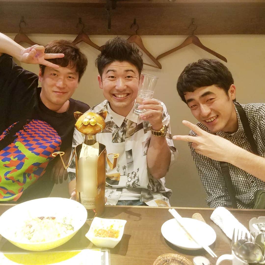 レイチェルのインスタグラム：「昨夜。  途中から、はじり君も来て、  最終的にこんな感じに仕上がりましたよ！  めずらしく赤木くんがB-BOYかのような逆ピースをするほどに最高な夜でしたよ！  と思ったら、目の前のネコちゃんも最高(3150)のポーズをしてましたよ！  だんだん亀田史郎氏に見えてきますよね？  とぉーか言っちゃってぇーーー！！！😁😁😁😁😁😁💨💨💨💨💨💨🎶🎶🎶🎶🎶🎶🎶」