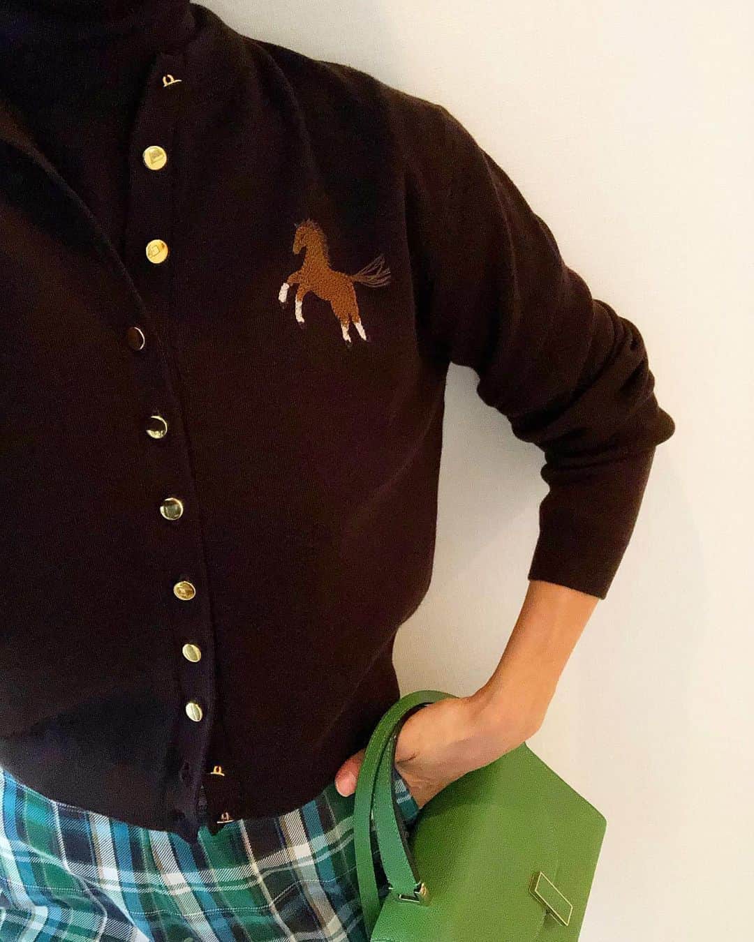 のインスタグラム：「・ 新作の撮影コーデ中、 馬の刺繍カーデのコーデが可愛すぎて🙈❤️ 五分袖タートルとアンサンブル風に合わせたり、人気シリーズの神パンツもチェックが出るのでそれと合わせるのもかわいい。 1枚目のダークブラウンのタートルとカーデに神パンツグリーン合わせ、ツボすぎて🥺💕 2枚目はタートルオフにネイビーのカーデ、鹿の子編みのスカート。 カーデがオフでもかわいいんだけどあえてネイビーにしてみた😊 3枚目はネイビータートル×カーデ、神パンツネイビー。 神パンツも他2色あるのでお楽しみに🥰 カーデは刺繍だけじゃなく素材に形にこだわりがあるのでまた詳しく投稿します✔︎✔︎ 入荷は10月下旬ごろです🍂 ・ #seventenbymihokawahito」