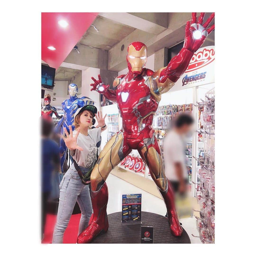 日向カンナさんのインスタグラム写真 - (日向カンナInstagram)「アベンジャーズ 好きなんですか❓っと聞かれるので、、、 大好きです🥺🥺🥺！ エンドゲームは何度見ても、涙が出ます😢💦大好きなアイアンマンにもう会えないのが寂し過ぎて、休みの日ふ都内や海外のアベンジャーズ にいっぱい会いに行ってますよ☺️💓 ・ ちゃっかり、カンナ&みゆでアベンジャーズ のYouTubeを少しやっているので、良かったら検索して観てくださいね😉🌷「カンナ&みゆ」で出てきます♪ まだまだ未熟な知識ですが、好きな気持ちは止まりません💕 ・ 今はエージェントオブシールドを1日一話とか見て、裏側も勉強中です☺️✨ ・ グッズとして集めているのは、MARVELと、ワンピースと、トイストーリー😊🌈 私の人生も、冒険であり続けますっ❗️ ・ 皆さんは、映画やアニメでハマってるものとかありますか🦸‍♀️？？？ ・ #アベンジャーズ #marvel #marvellegends #マーベル #ヒーロー  #マーベル好き #トイサピエンス #原宿 #ワンピース #トイストーリー #カラフル #人生は冒険 #冒険好き #ヒーローになりたい #キャプテンアメリカ #アイアンマン #キャプテンマーベル #コスプレ #夢 #憧れ #目標 #趣味 #冒険 #強い女性 #かっこいい #ショートヘア #youtube #エージェントオブシールド」9月26日 18時24分 - kanna_hinata