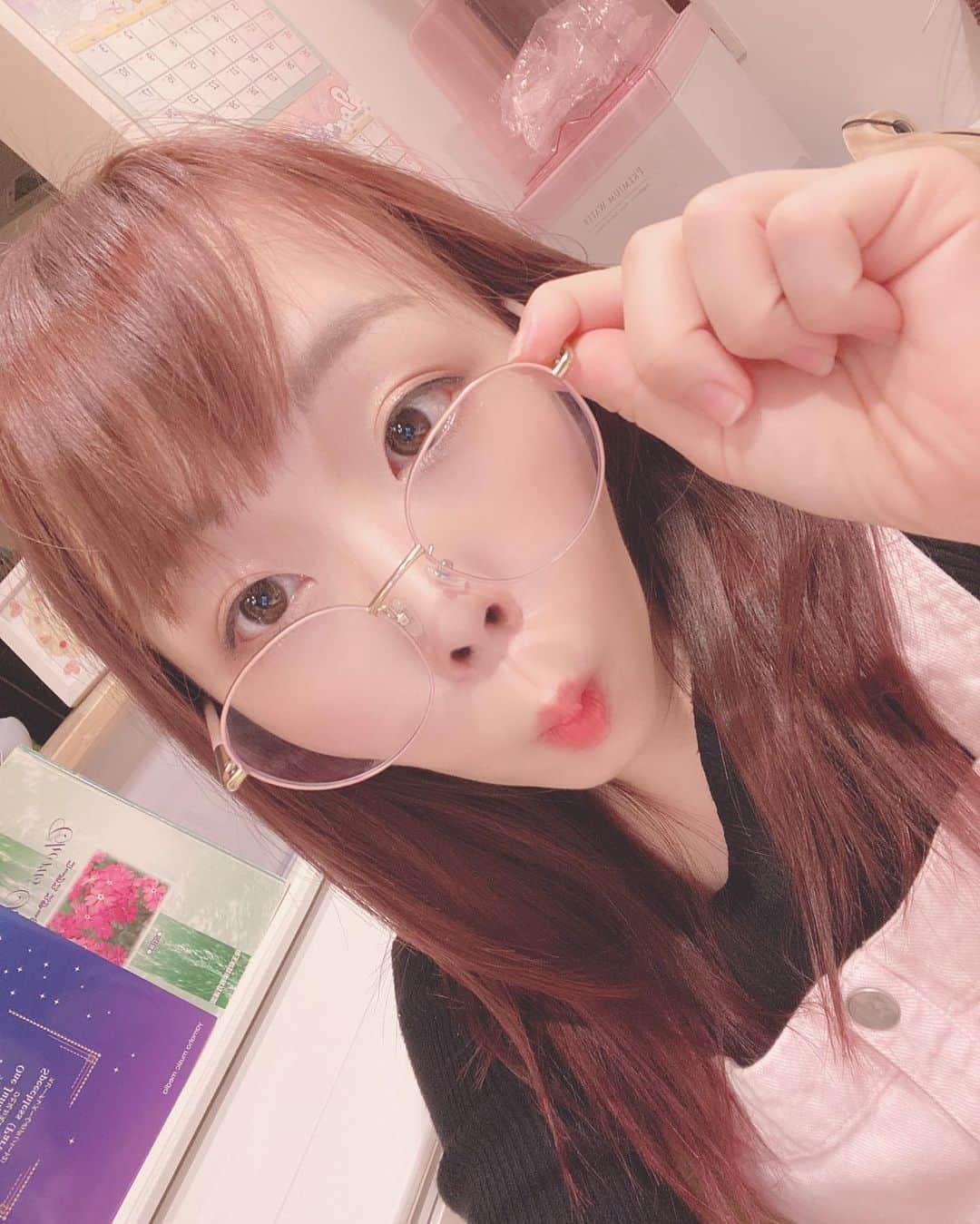 あやなんさんのインスタグラム写真 - (あやなんInstagram)「メガネ〜💓-1.75です。 茶色の縁のものと、ピンクの縁のものふたつ持ってます😛 パソコンいじる時はピンクの方！ ブルーライトカットなの( ˙༥˙ )  車運転する時はふちメガネ！ 外に出かける時はカラコン度ありで！  使ってるカラコンはよく質問来てたんだけどフランミーのさくらロールか、バンビシリーズのナチュラルブラウンだよ(˶ ̇ ̵ ̇˶ )  ちなみに今日は後ちょっとでメイン上がります〜！！！！」9月26日 18時31分 - ayachan_0619