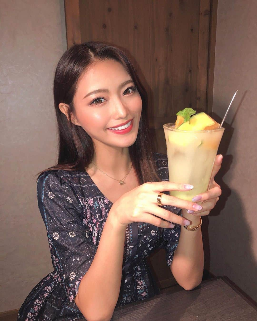 MIKAさんのインスタグラム写真 - (MIKAInstagram)「はろーっ🍹 すっかり涼しくなって秋を感じるねぇ🌰 秋服着れるの嬉しいっ♬ おんにと大好きなうしごろでご飯してきたよ🍚🥰 今サマートリュフとか季節限定メニュー盛り沢山だった😍幸 和梨🍐のカクテルもメロン🍈のカクテルも美味しすぎて🍸💘 うしごろは食事もドリンクもメニュー豊富で個室もあるし女子会にもお気に入りの場所なのっ ご馳走様でした🥩🥩🤤✨ @ushigoro_yakiniku  #dinner #yakiniku #bbq #ushigoro #うしごろ #焼肉 #みか山紀信 #オニクラブ」9月26日 18時33分 - cjd_mika