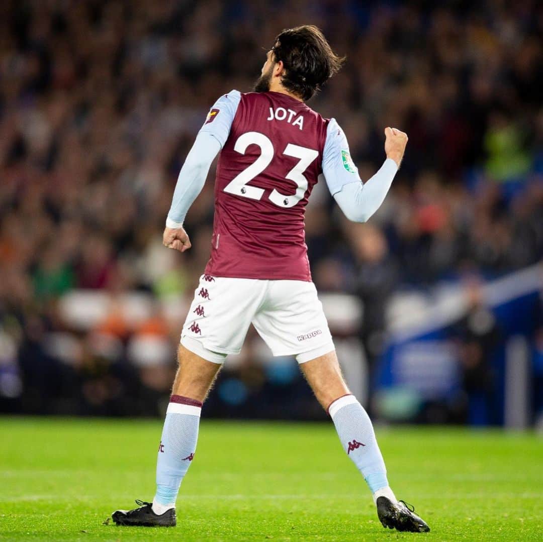 ホタさんのインスタグラム写真 - (ホタInstagram)「Good win yesterday and for the next round. Happy for my first goal in claret and blue ⚽️ thanks all the fans for traveling 🔝 #carabaocup AVFC」9月26日 18時33分 - kingjota23