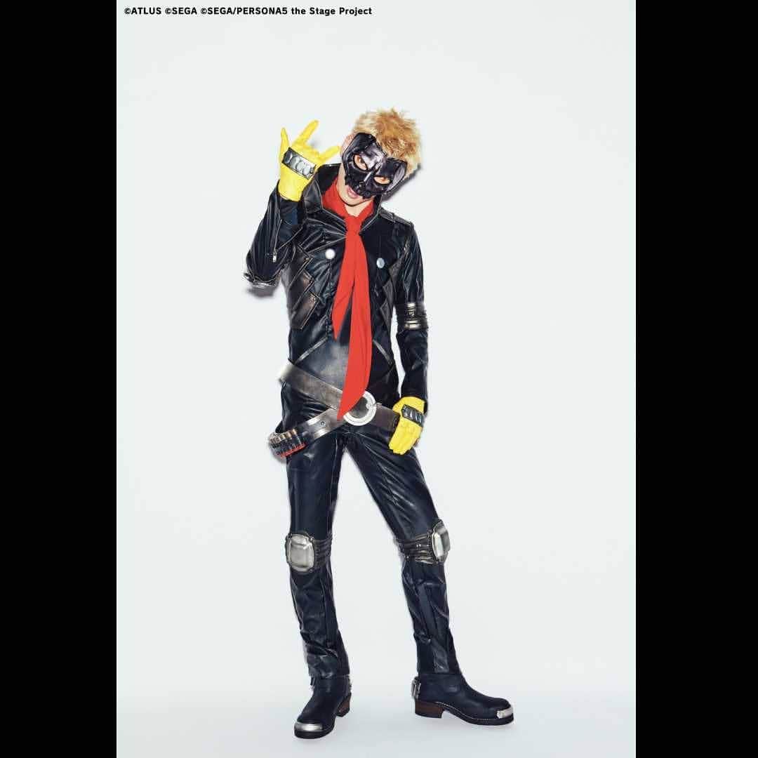 塩田康平のインスタグラム：「PERSONA5 the Stage 塩田演じる坂本竜司君の怪盗服姿が解禁となりました(^^) スカル！！！💀 初めて衣装着た時はハチャメチャにテンション上がりました(´∀｀) 是非観に来てね！ ホームページもリニューアル！💀 https://t.co/3zdZyCMCTO https://t.co/4owOP8GYMM  #塩田康平 #persona5 #坂本竜司 #怪盗服 #スカル」