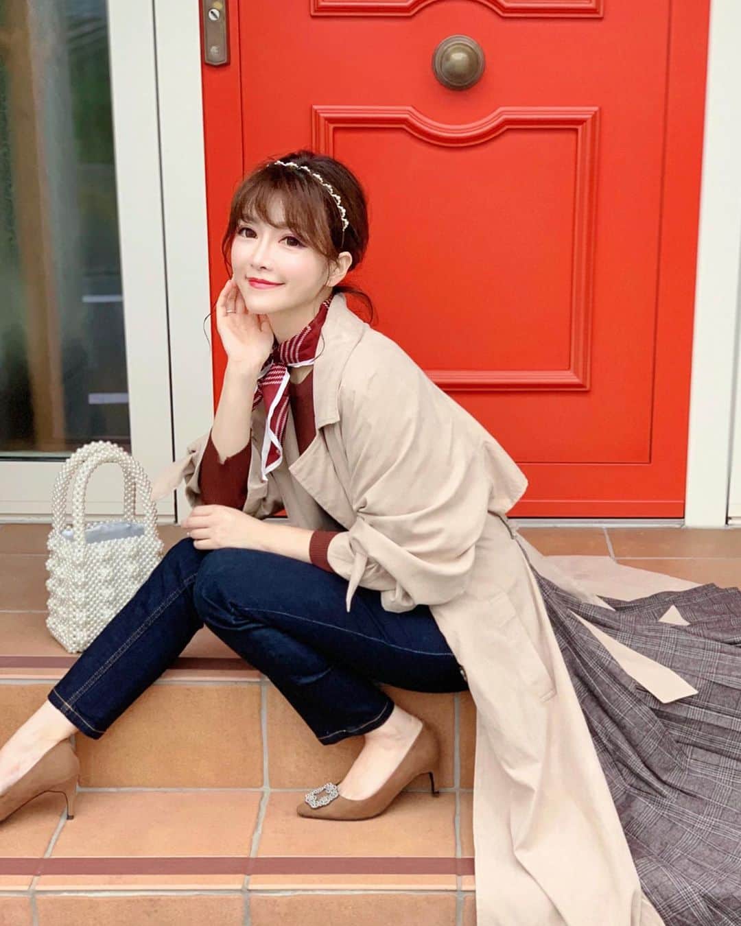 のインスタグラム：「📮🇬🇧🐴🖤🧥 ^_^ 最高に過ごしやすい季節🍂 秋晴れの朝、 最高〜！って一息吸って 前に歩き出す瞬間とっても好き❤️ ・ バックスタイルが可愛い トレンチコートは @fifth_store (⇨40%OFF🥺💖) ・ 最近、プレッピースタイルがとっても気分❤️ ・ ・ #ootd #outfit #instastyle #fashion #今日のコーデ #トレンチコート #パンツスタイル #プレッピー #fifth #fifthtl #フィフス #プリーツトレンチ #デニムコーデ #パールカチューシャ #カチューシャアレンジ #トレンド #平均身長コーデ #バックチェックプリーツロングトレンチコート #오오티디 #데일리룩 #아웃핏 #메이크업 #패션 #dailylook #秋アウター」