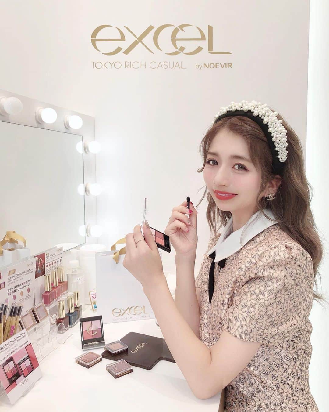 のインスタグラム：「💋 . 💄𝐞𝐱𝐜𝐞𝐥 𝐈𝐥𝐥𝐮𝐦𝐢𝐧𝐚𝐭𝐞 𝐲𝐨𝐮𝐫 𝐛𝐞𝐚𝐮𝐭𝐲 💄 . 新作の @excelmake  アイシャドウパレットが キラキラしててとっても可愛いすぎた😍❣️❣️ . プチプラコスメなのにデパコスと変わらない クオリティーで大好きすぎる🥺🎀 . クリームシャドウもカラーマスカラも可愛いくて 秋冬メイクの幅が広がるーっ🎶💕🍒 . イベントは27日（金）～ 9月29日（日）まで 表参道ヒルズでやってるから行ってみてねー💓 . コスメ釣りもできて楽しすぎた🎣💫 . #エクセル #excelmake #イルミクチュールシャドウ #リアルクローズシャドウ #pr #セルフネイル #ロングカラードラッシュ #スキニーリッチライナー #プチプラ #コスメ #プチプラコスメ #テラコッタメイク #エリンコスメ」
