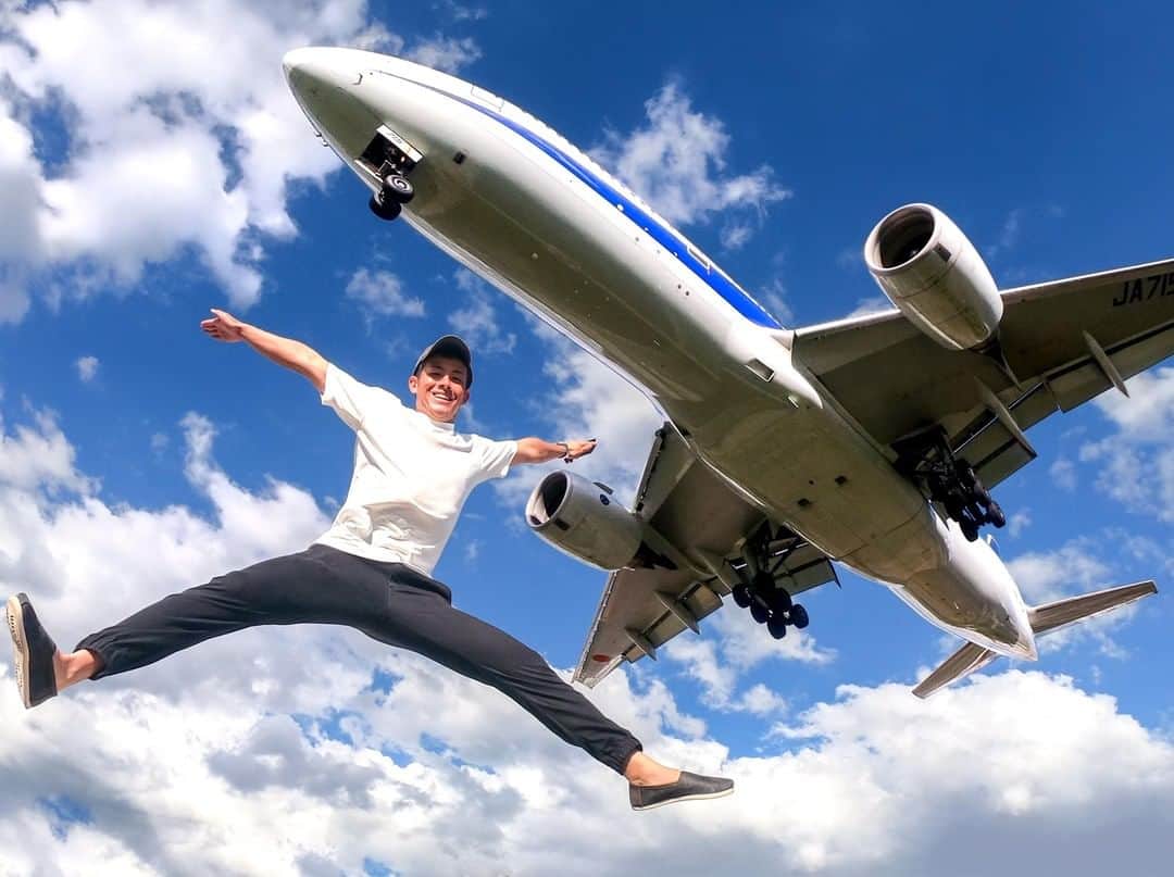 GoProさんのインスタグラム写真 - (GoProInstagram)「飛行機にも負けない特大ジャンプ！✈️ 着陸する飛行機に近づける日本有数のスポットの一つ、#伊丹空港 から @yukinobu0823 の一枚。 ・ ・ ・ #GoPro #GoProJP #GoProのある生活 #飛行機 #旅 #国内旅行」9月26日 18時53分 - goprojp