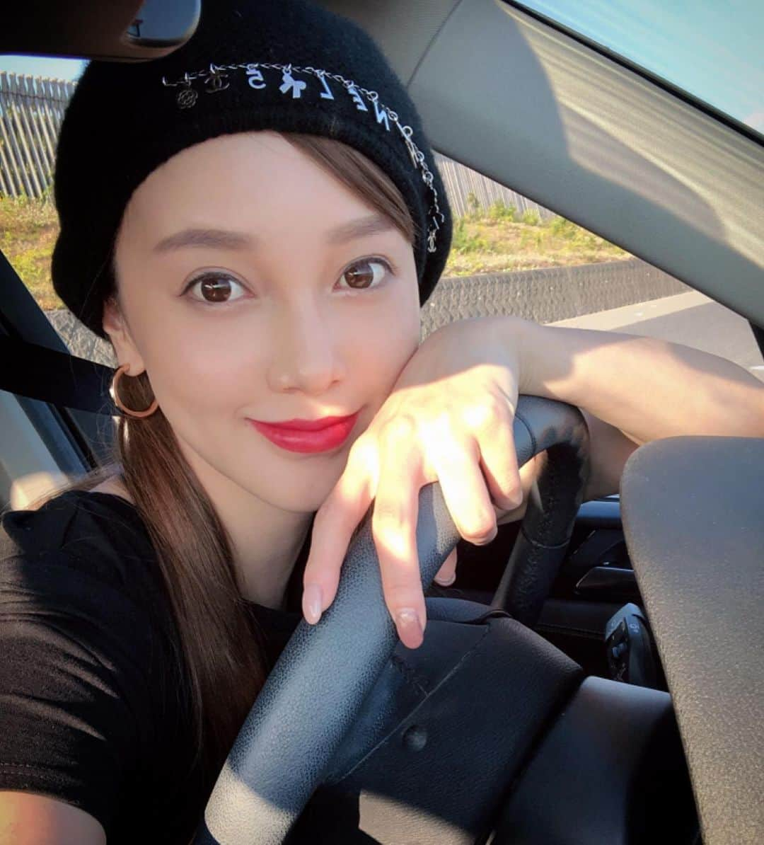 ICONIQさんのインスタグラム写真 - (ICONIQInstagram)「ドライブ日和な天候だったので、海へー🚗 天気が良すぎて、衝動的にパッと出掛けちゃったけど 最近マツエクして頂いてたお陰で、しっかりメイクしてる風に見える😏♥️ 改めて、本当によかったと。笑 スーパーナチュラルに仕上げて頂きました。👍」9月26日 18時47分 - iqaymiq