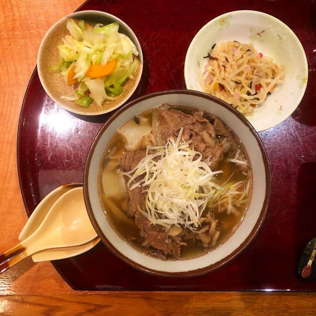 のインスタグラム：「山形、狙ってたお店さらに一軒ふられ（どんだけ相性悪いんだ、、）飛び込んだお店がめちゃヒット、念願のいも煮も堪能、駅近の「あきよし」さん。　#山形グルメ　#隠れミッキー #ひとり酒　#ひとり呑み #結局おひとりディズニー」