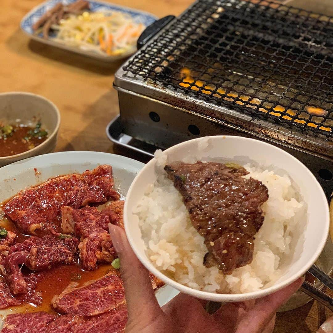 Mika Jimboさんのインスタグラム写真 - (Mika JimboInstagram)「#ここが私のアナザースカイ  焼肉多平。 ハラミとカイノミがばりうまなんだけど、この日は12時の時点でカイノミ売り切れ😭😭😭誰なのそんな時間にカイノミ喰い散らしたやつ🤬🤬🤬. . . . 困ってたら店主のおじさんが"上ロースにしたら"って言ってくれて(基本鬼の塩対応だから喋ったことない)上ロースにしたけどうま🥴❤️❤️❤️❤️. . ハラミはおかわりして、結構苦しいレベルで食べて一人3000円くらい🥺. . コスパさいこー🌻. . このごちゃごちゃで網も真っ黒で汚いのが良い。お店を出る頃には皮膚がくっさくなってる。笑 . . 東京でいうとどうげん系だな💪. . #焼肉ババア #肉しか信じない#焼肉旅行#3日連続焼肉#そんなの当たり前#お付き合いありがとう#大阪#難波#焼肉多平 #大阪観光シリーズ」9月26日 18時55分 - mikajimbox