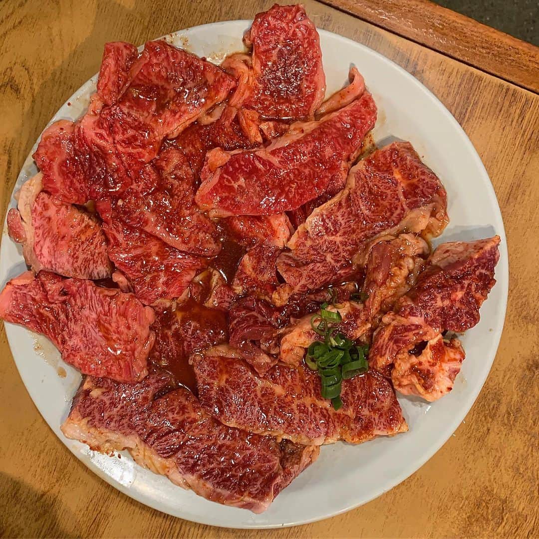 のインスタグラム：「#ここが私のアナザースカイ  焼肉多平。 ハラミとカイノミがばりうまなんだけど、この日は12時の時点でカイノミ売り切れ😭😭😭誰なのそんな時間にカイノミ喰い散らしたやつ🤬🤬🤬. . . . 困ってたら店主のおじさんが"上ロースにしたら"って言ってくれて(基本鬼の塩対応だから喋ったことない)上ロースにしたけどうま🥴❤️❤️❤️❤️. . ハラミはおかわりして、結構苦しいレベルで食べて一人3000円くらい🥺. . コスパさいこー🌻. . このごちゃごちゃで網も真っ黒で汚いのが良い。お店を出る頃には皮膚がくっさくなってる。笑 . . 東京でいうとどうげん系だな💪. . #焼肉ババア #肉しか信じない#焼肉旅行#3日連続焼肉#そんなの当たり前#お付き合いありがとう#大阪#難波#焼肉多平 #大阪観光シリーズ」