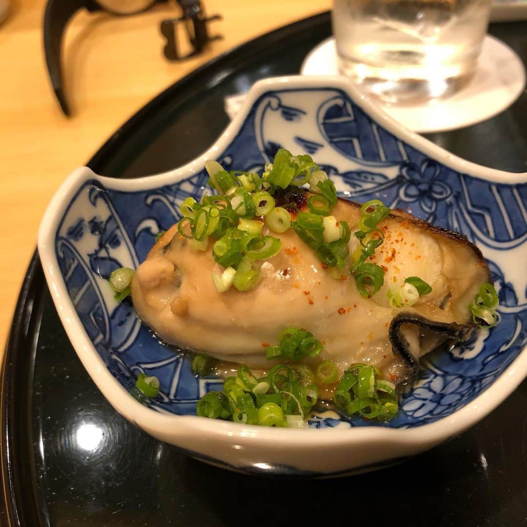 金野博和（鬼越トマホーク）さんのインスタグラム写真 - (金野博和（鬼越トマホーク）Instagram)「久々のNGKありがとうございました！  EXITのおかげでパンパンのお客さん  初めて大阪でウケたような気が...笑  北新地で寿司まで食わせてもろて  またNGK呼んでもらえるよう精進！！ #久々のNGK #お客さん暖かい #あんま大阪でウケたことなかったのに #漫才楽しかったー #EXITの人気マジやばい #りんたろーさんがなぜか舞台はけてきてハグしてきた #ニューヨーク屋敷冷たい #また大阪呼んで頂きたい」9月26日 18時55分 - kinno1106