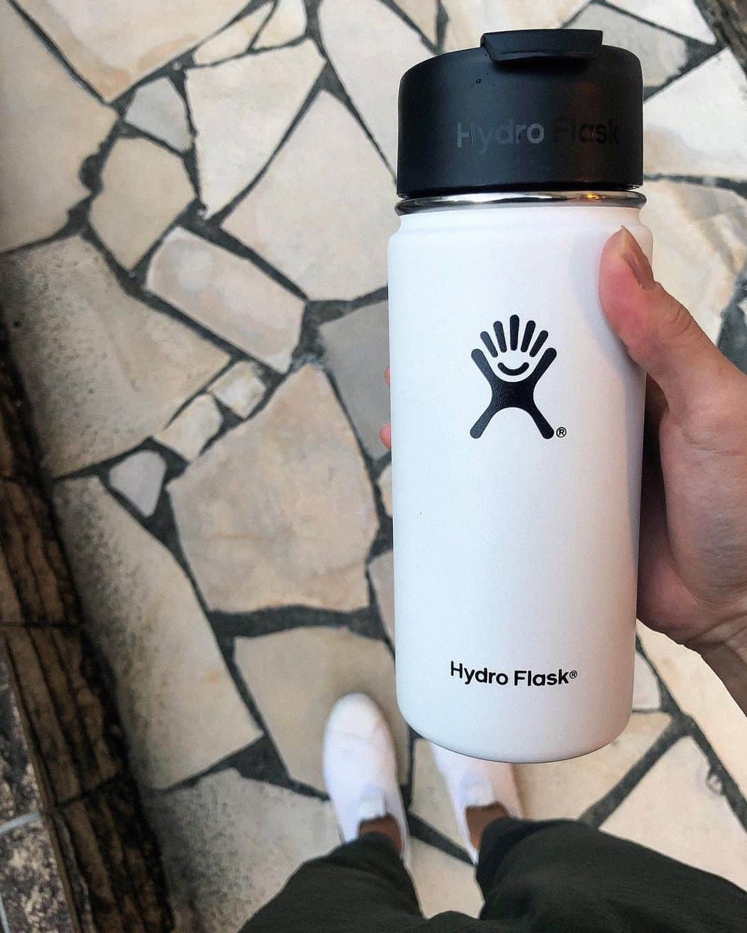 のインスタグラム：「morning walk with my hydro(hot coffee in it)🍂☕️♥️ マイ水筒に入れるものがアイスからホットへ🙂 大好きなハイドロの水筒はデザインもカラーバリエーションも豊富で冷たい、温かいが長時間続く優れもの！ 旅行にも持って行ける✌🏽 . #hydroflask #ecofriendly #ecofriendlyliving #waterbottle  #エコフレンドリー #サステナブル #地球に優しく #環境保護 #マイボトル #ラテマネー #節約」