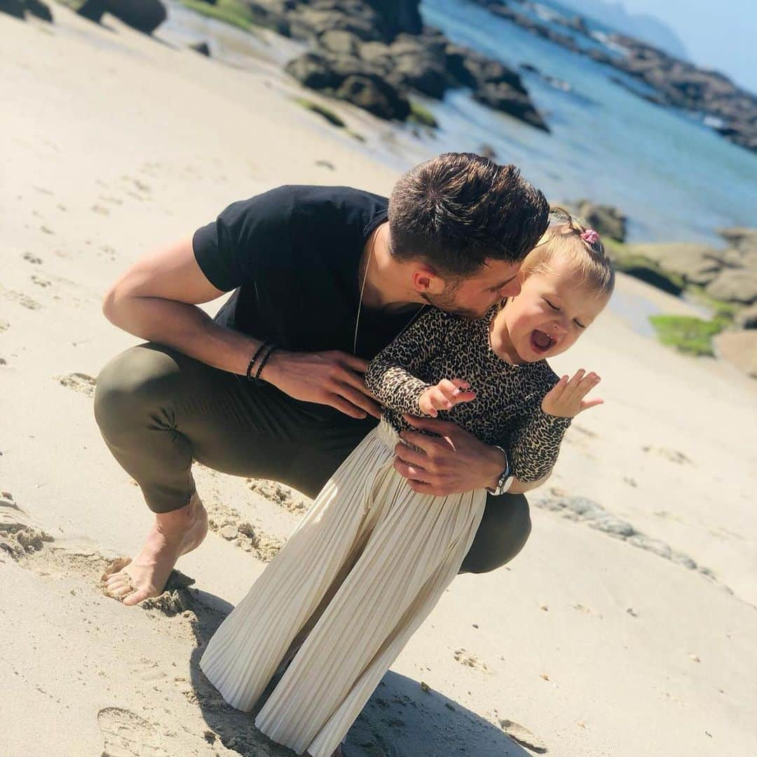 ウェスレイ・ホードさんのインスタグラム写真 - (ウェスレイ・ホードInstagram)「My little princess who is growing up so fast! Three years ago when you came in to my world you changed it for the better, I will love you forever! Happy birthday princess I’m proud of the little girl your turning into 👸🏼❤️ Ti amo principessa. 🎂🎉🎊🎁」9月26日 19時01分 - wesleyhoedt14