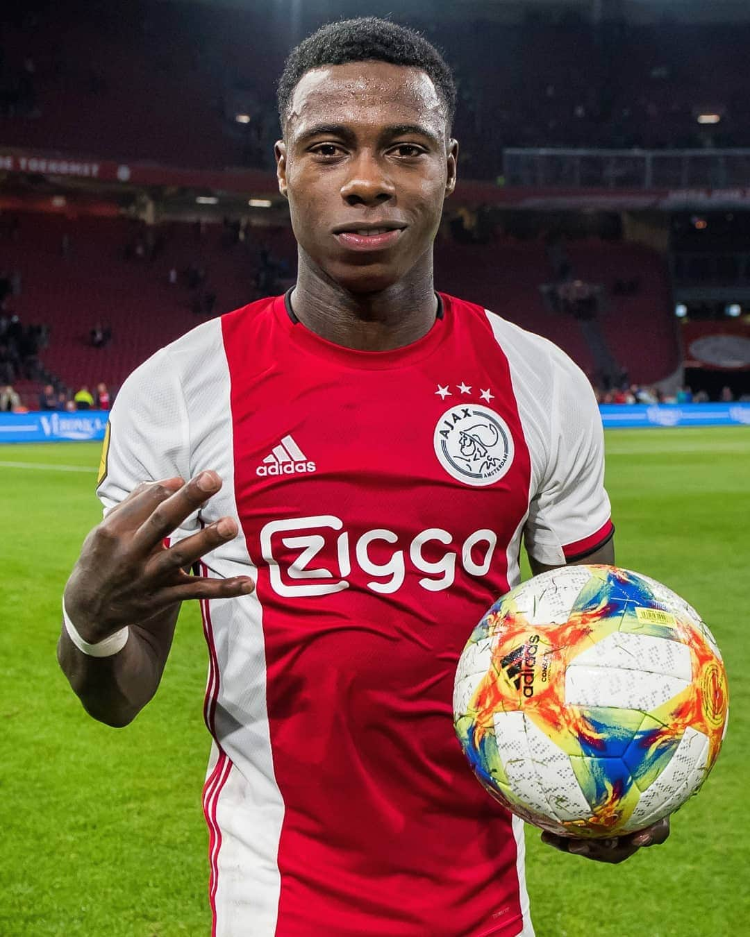 UEFAチャンピオンズリーグさんのインスタグラム写真 - (UEFAチャンピオンズリーグInstagram)「😎 Favourite Ajax player? ⁣ ⁣ ⚪🔴⚪ @qpromes ⚽⚽⚽⁣ ⁣ #UCL #Ajax」9月26日 19時10分 - championsleague