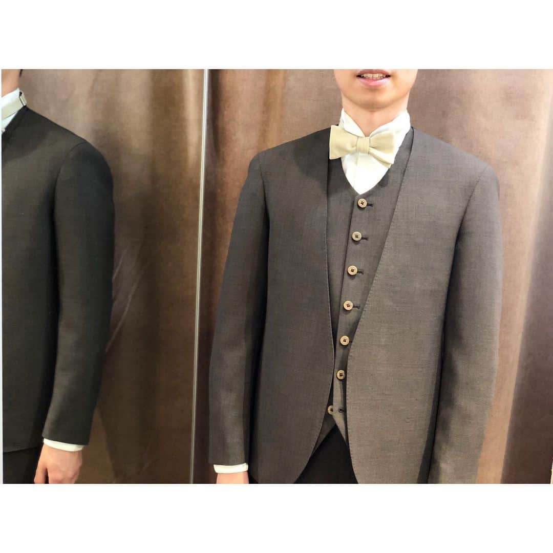 life_style_orderさんのインスタグラム写真 - (life_style_orderInstagram)「< brown×collarless > 抜けたブラウンのダーツレスのシンプルなノーカラージャケット。  タックパンツにクルーネックベストスタイル。 . . . . ----------------------------------------- ※御来店の際は御予約をお願い致します。 ----------------------------------------- オーダーメイド製品はlifestyleorderへ。 made in japan  #lifestyleorder #ライフスタイルオーダー #プレ花嫁 #新郎衣装 # #ウエディングスーツ #オーダースーツ #結婚式 #2019冬婚 #2020春婚 #スーツスタイル #ノーカラージャケット #ノーカラー #ノーカラースーツ #蝶ネクタイ #collarless」9月26日 19時04分 - life_style_order