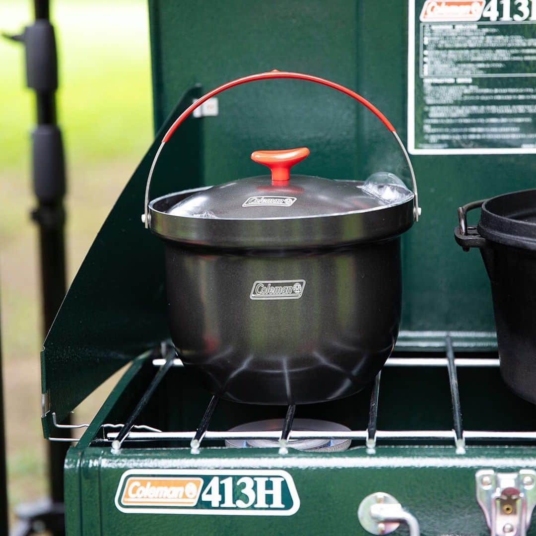 Coleman Japanのインスタグラム：「＼🍚失敗知らず！／ 直火でも安心😉 火加減調節不要の「アルミライスクッカー」なら、アウトドアでも簡単にふっくら美味しいご飯が炊ける！秋はキャンプ料理を楽しもう♪ ・ ・ ・ #灯そうColeman #灯そうコールマン #灯そう #Coleman #コールマン #Camp #キャンプ #Outdoor #アウトドア #アウトドア料理 #アウトドア飯 #キャンプ飯 #キャンプご飯 #キャンプ料理 #キャンプごはん #アウトドアレシピ #キャンプレシピ #私のコールマン #私のコールマンレシピ #ごはん #ご飯 #カレー #無水カレー」