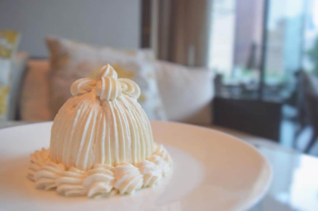Palace Hotel Tokyo / パレスホテル東京さんのインスタグラム写真 - (Palace Hotel Tokyo / パレスホテル東京Instagram)「和栗の優しい甘みが際立つプレミアムマロンシャンティイは今だけ。数量限定、お見逃しなく！Don't miss our Premium Marron Chantilly using Japanese chestnuts, a limited autumn flavor only available now.  #和栗 #栗スイーツ #秋スイーツ #モンブラン #ザパレスラウンジ #ホテルラウンジ #ホテルスイーツ #マロンシャンティイ #秋の味覚 #丸の内 #パレスホテル東京 #waguri #chestnutsweets #autumndelicacy #Japanesesweets #tokyosweets #hotellounge #ThePalaceLounge #Marunouchi #PalaceHotelTokyo」9月26日 19時06分 - palacehoteltokyo
