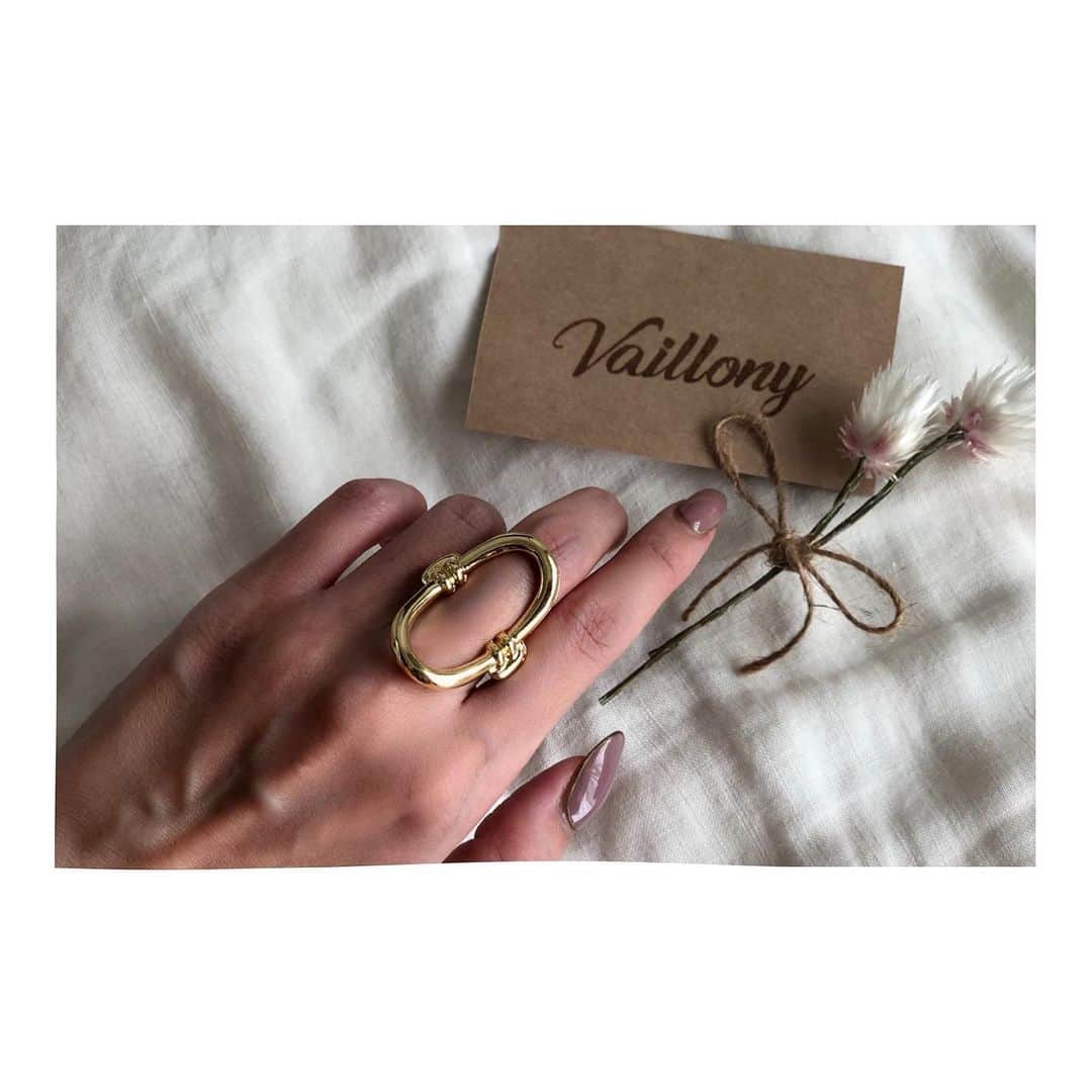 のインスタグラム：「ㅤㅤㅤㅤㅤㅤㅤㅤ ㅤㅤㅤㅤㅤㅤㅤㅤ 一目見て欲しい！って買った @vaillony さんのring☺︎❤︎ ㅤㅤㅤㅤㅤㅤㅤㅤ ゴールドと大きめのモチーフが 存在感バッチリ😍💕 ㅤㅤㅤㅤㅤㅤㅤㅤ  買った後すぐに @mi_ki_milky が 同じものを買ってたのを知って 運命感じた🥺❤️ ㅤㅤㅤㅤㅤㅤㅤㅤ 前も こちらのお店のピアスを 同じの買ってた事があって ㅤㅤㅤㅤㅤㅤㅤㅤ 神様が結婚しろって言ってるとしか 思えないんだけどどう思う？🥺😂 ㅤㅤㅤㅤㅤㅤㅤㅤ 届いた瞬間、可愛いラッピングに 2人のセンスと温かい気持ちを感じて 幸せな気分になったよ❤︎ ㅤㅤㅤㅤㅤㅤㅤㅤ どうもありがとう☺️💕 ㅤㅤㅤㅤㅤㅤㅤㅤ @tomo.c.a ❤︎ @_yucastyle_ ❤︎ ㅤㅤㅤㅤㅤㅤㅤㅤ ㅤㅤㅤㅤㅤㅤㅤㅤ #ring ㅤㅤㅤㅤㅤㅤㅤㅤ」