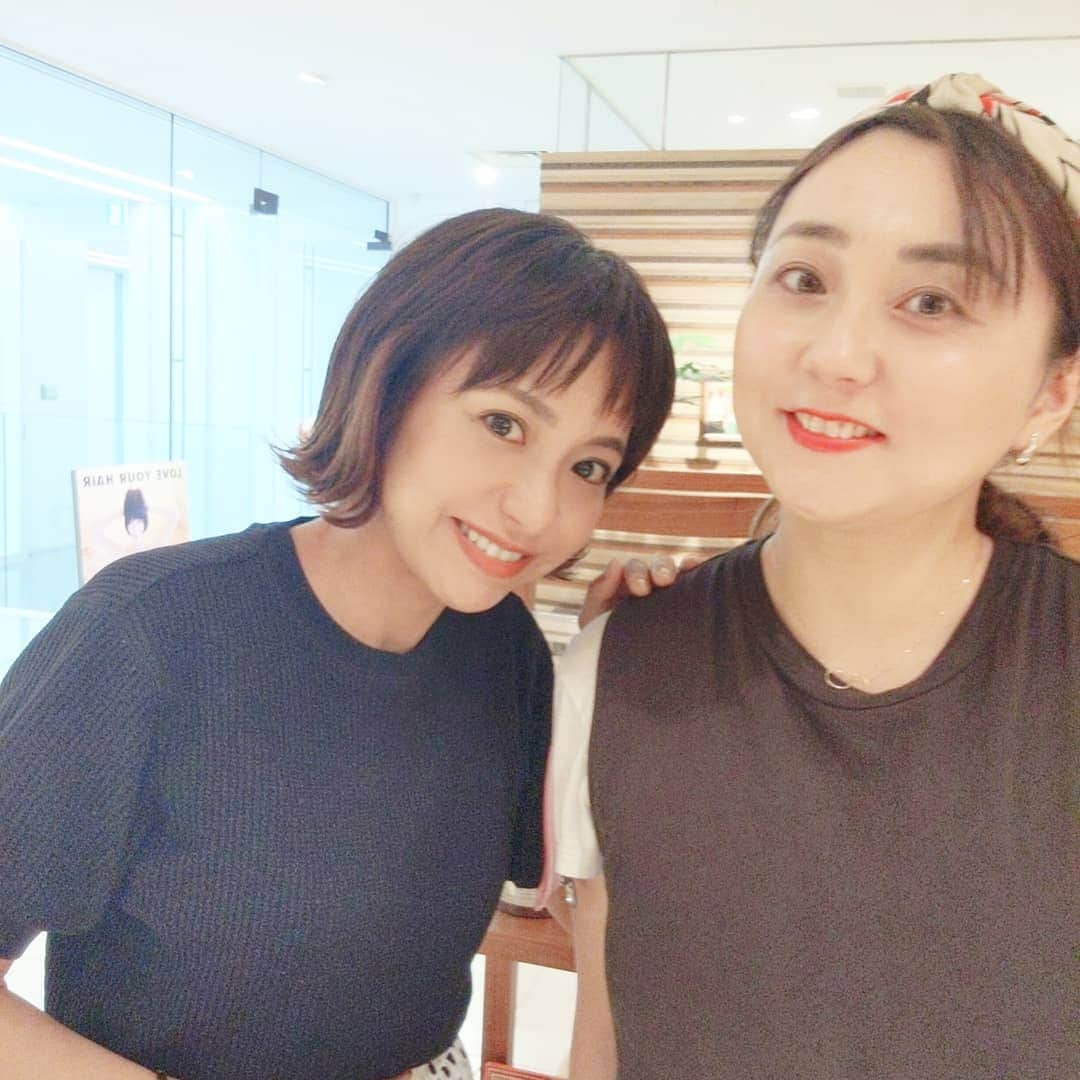 三喜本惠美さんのインスタグラム写真 - (三喜本惠美Instagram)「・ 夫婦で美容院へ！ 娘が居ないからなんか寂しいー カラー見えるかな？ @sakuraimadoka  に、いつもお願いしています🙏 #ヘアカラー#インナーカラー#美容院#青山ヘアサロン#表参道ヘアサロン」9月26日 19時08分 - megumi_mikimoto