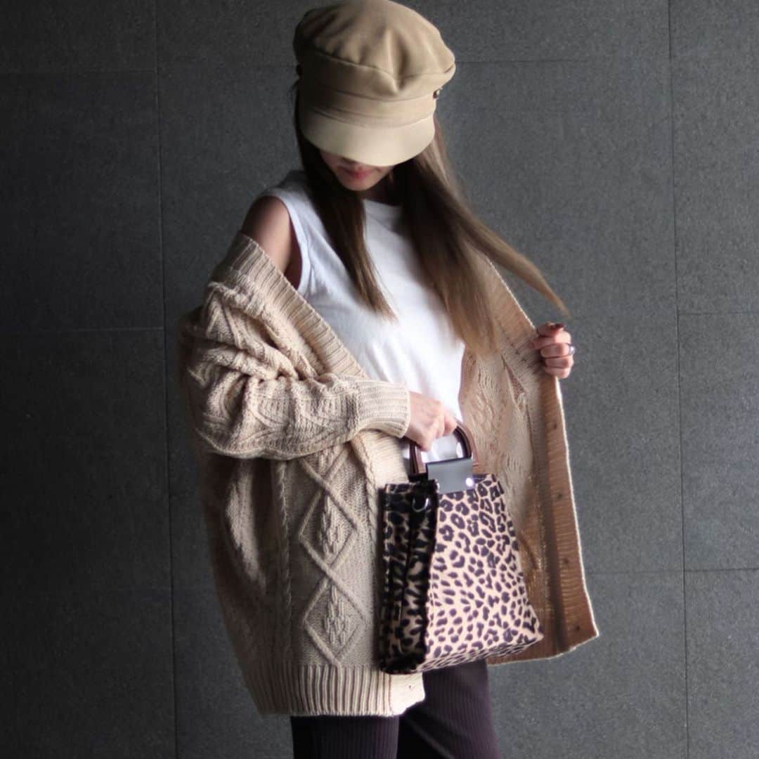 のインスタグラム：「ㅤㅤㅤㅤㅤㅤㅤㅤ ㅤㅤㅤㅤㅤㅤㅤㅤ 昨日、久しぶりにジム行って ずーーっと25キロでやってたﾚｯｸﾞﾌﾟﾚｽを 55キロでひたすらやってたら お尻が筋肉痛過ぎて歩けない😂❤️ ㅤㅤㅤㅤㅤㅤㅤㅤ 毎回ジム終わると もう今日でやめたいって思うけど まだ引きずってて今日もやめたいって思ってる😂 ㅤㅤㅤㅤㅤㅤㅤㅤ ⬆︎毎回引きずられながら行くけど お陰で3ヶ月続いてる🐶✨ ㅤㅤㅤㅤㅤㅤㅤㅤ 私の身体がバキバキになる日は くるのだろうか🙄←😂❤️ ㅤㅤㅤㅤㅤㅤㅤㅤ っていう今日のコーデ❤︎ ㅤㅤㅤㅤㅤㅤㅤㅤ 可愛いニットは @ladiesfashion.kandk の ㅤㅤㅤㅤㅤㅤㅤㅤ  ケーブル編み シンプル ニットカーディガン  ㅤㅤㅤㅤㅤㅤㅤㅤ こういうカーディガンって1枚あると本当に便利だし ケーブル編みニット大好きなので❤️ ㅤㅤㅤㅤㅤㅤㅤㅤ レオパードのバッグも同じく @ladiesfashion.kandk ❤︎ ㅤㅤㅤㅤㅤㅤㅤㅤ スクエアのレオパードバッグ 欲しかったから可愛いの見つけられて 嬉しいな😊💕 ㅤㅤㅤㅤㅤㅤㅤㅤ」
