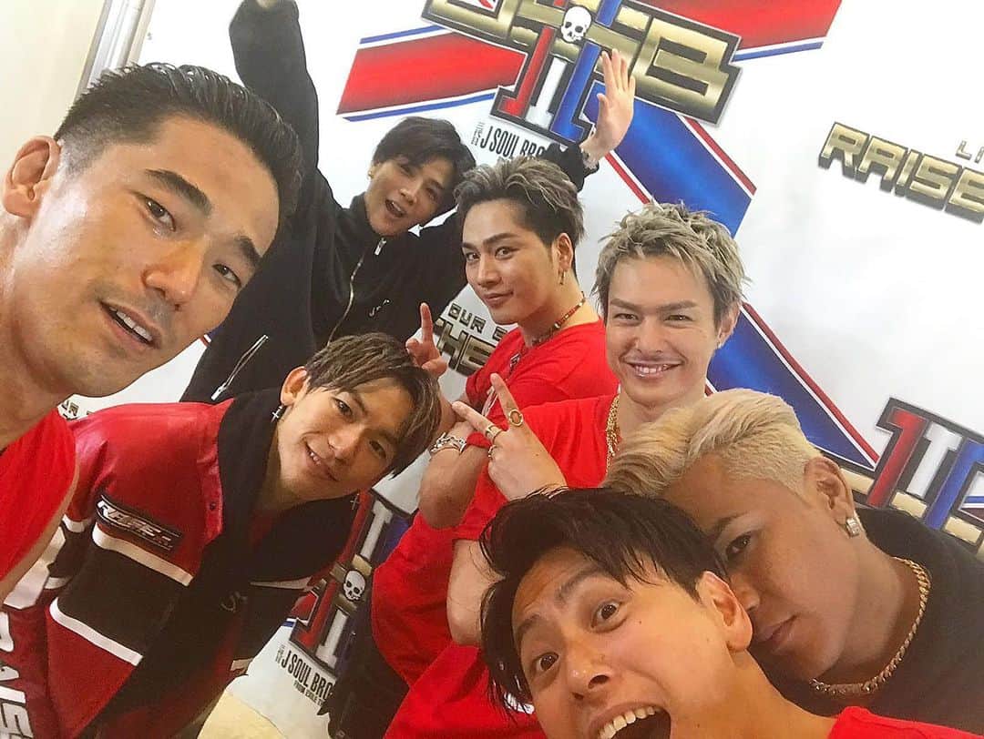 のインスタグラム：「東京４公演、終わりました！ We are through TOKYO 4 days!  ファイナルシーズン、最高のスタートが切れました。珍しくメンバーと撮ってみました！11月には名古屋、福岡、大阪も気合いれていきます。ありがとうございました！  This is J Soul Brothers!  We are so blessed to have had over 200,000 visitors in 4 days in Tokyo. Thank you all for your support! The show will still go on!  @exile_naoto_  @naokikobayashi_works  @3jsb_kenjiro_official  @elly24soul  @takanori_iwata_official  @jsbryuji_official  @3jsb_hiroomi_tosaka  #EXILE #三代目JSOULBROTHERS #三代目JSOULBROTHERSfromEXILETRIBE #三代目JSB #三代目 #3jsb #ldh #小林直己 #NaokiKobayashi  #RAISETHEFLAG #Tokyodome #jpop #jsb #japan #tour #show #自撮り #メンバーから #ヘタって言われた笑 #最高のチーム」