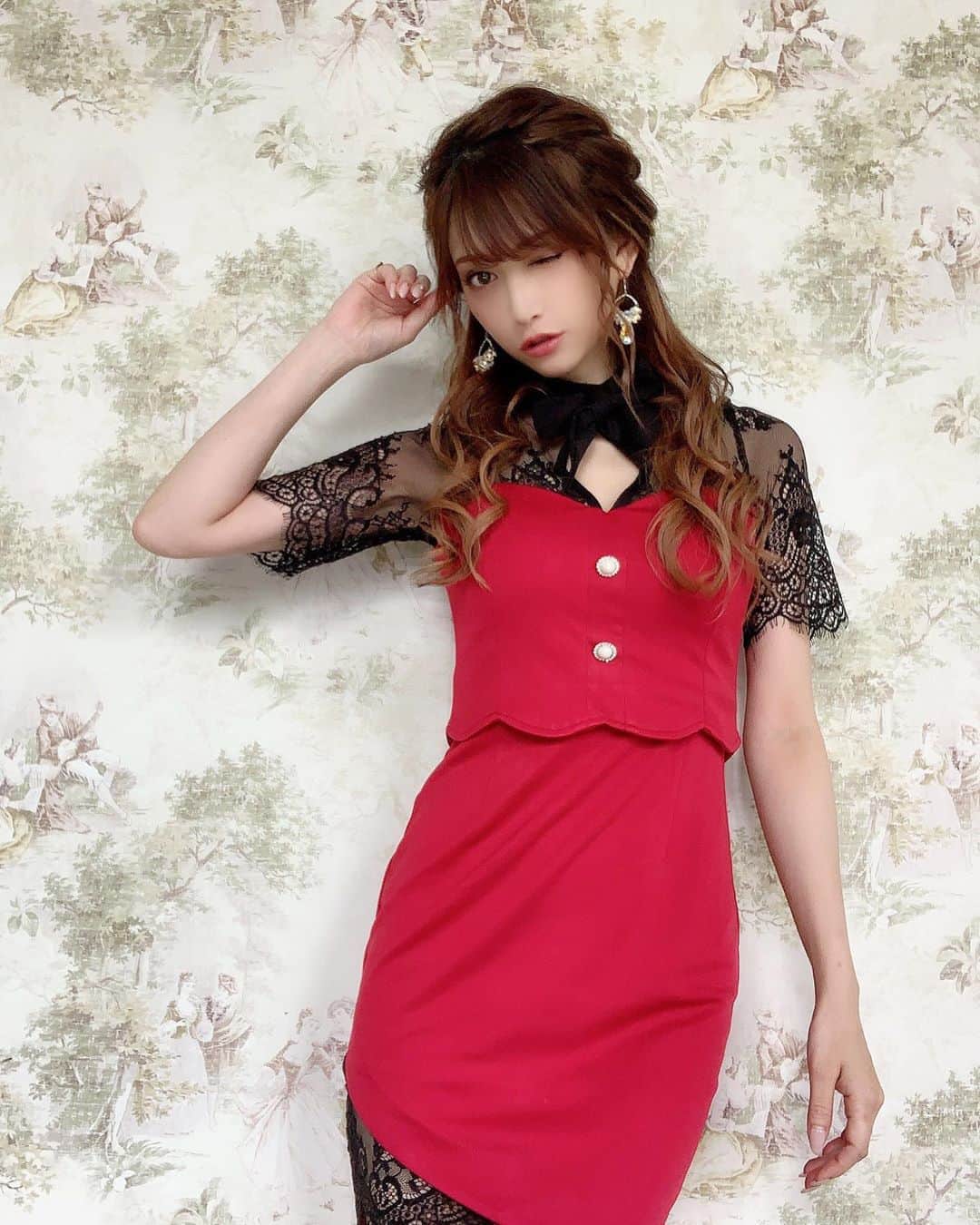 加賀美早紀さんのインスタグラム写真 - (加賀美早紀Instagram)「ドレス撮影👗 いつも可愛いドレス沢山♡ 前髪少し切りました✂️ * * @dress_sugar  #dresss #加賀美早紀」9月26日 19時19分 - kagami_saki