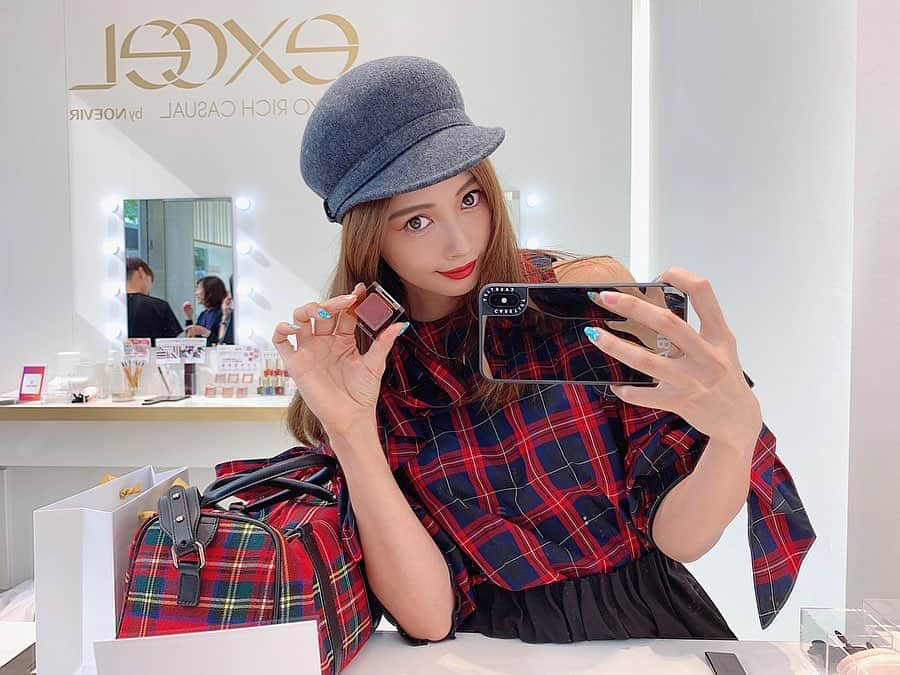 得あゆさんのインスタグラム写真 - (得あゆInstagram)「秋メイク💄🍁 excelの新作みてきたよ😍 @excelmake クリームシャドウもキラキラで可愛かったし 何より！アイライナー！！！！😍🍁✨ ・スキニーリッチライナー RL04 1300円❤️ リキッドアイライナーなんだけど ほんのり赤みのあるブラウン🍁で めちゃかわいくて使いやすい😍✨ ・ 全部試してまた載せるね❤️💄😍 ・ ・ ・ ＜excel Illuminate your beauty＞ 【日時】 2019年9月27日（金）～ 9月29日（日）12:00～20:00 【場所】 表参道Ｒスタジオ（※表参道ヒルズ内） 【内容】 ①新商品を中心としたタッチ＆トライコーナー ②プロのヘアメイクによるタッチアップコーナー（予約制：人数限定） ③アトラクションコーナー（商品やノベルティを引き上げて当てるアトラクション） ④商品展示コーナー ⑤SNS投稿キャンペーン（ホログラムがキラキラ輝くイルミクチュールブラシプレゼント） ・ ・ ・ ・ ・ ・ ・ ・ #エクセル#excel#excelmake#イルミクチュールシャドウ#リアルクルーズシャドウ#セルフネイル#ロングカラードラッシュ#スキニーリッチライナー#メイク#女子力#自撮り#秋#秋メイク#秋服#お洒落#帽子#インスタ映え#カメラ女子#チェック#オトナ女子#大人可愛い#コーディネート#コーデ#ガーリー#girly#eyeliner#eyeshadow#check#japanesegirl#表参道」9月26日 19時14分 - tokuayu819