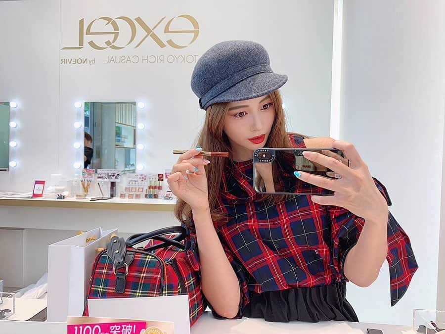 得あゆさんのインスタグラム写真 - (得あゆInstagram)「秋メイク💄🍁 excelの新作みてきたよ😍 @excelmake クリームシャドウもキラキラで可愛かったし 何より！アイライナー！！！！😍🍁✨ ・スキニーリッチライナー RL04 1300円❤️ リキッドアイライナーなんだけど ほんのり赤みのあるブラウン🍁で めちゃかわいくて使いやすい😍✨ ・ 全部試してまた載せるね❤️💄😍 ・ ・ ・ ＜excel Illuminate your beauty＞ 【日時】 2019年9月27日（金）～ 9月29日（日）12:00～20:00 【場所】 表参道Ｒスタジオ（※表参道ヒルズ内） 【内容】 ①新商品を中心としたタッチ＆トライコーナー ②プロのヘアメイクによるタッチアップコーナー（予約制：人数限定） ③アトラクションコーナー（商品やノベルティを引き上げて当てるアトラクション） ④商品展示コーナー ⑤SNS投稿キャンペーン（ホログラムがキラキラ輝くイルミクチュールブラシプレゼント） ・ ・ ・ ・ ・ ・ ・ ・ #エクセル#excel#excelmake#イルミクチュールシャドウ#リアルクルーズシャドウ#セルフネイル#ロングカラードラッシュ#スキニーリッチライナー#メイク#女子力#自撮り#秋#秋メイク#秋服#お洒落#帽子#インスタ映え#カメラ女子#チェック#オトナ女子#大人可愛い#コーディネート#コーデ#ガーリー#girly#eyeliner#eyeshadow#check#japanesegirl#表参道」9月26日 19時14分 - tokuayu819