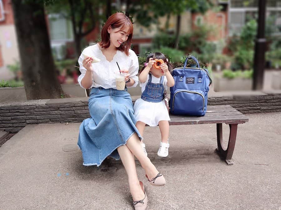 のインスタグラム：「#bag 🎒 ． ． コンビニで軽食を買って、公園でピクニック気分❤️ ドーナッツを美味しそうに食べてたよ🍩 ． 子供たちとのお出かけは両手の空くリュックが便利だよね〜‼️ @tuery.niko のリュックは大容量で、すごい助かる✨ 前ポケットには飲み物が3つも入るから、哺乳瓶や子供の飲み物ペットボトルも入れられる🙌しかも保冷効果バッチリ👍すごい😭‼️ ． おすすめすぎるよ🥰💕 ． #tuery#tueryniko#ママバッグ#リュック#バッグ#２児のママ#ママ#赤ちゃんのいる生活#子育てぐらむ#スマイル育児#ママスタグラム#ママリ#ベビフル#イットママ#コズレ#キズナ#mamanokoカメラ部#ママトコ#親子リンクコーデ#親子コーデ#ママ#ママライフ#ママと娘#LILI#mamagirl#ootd#fashion#リンクコーデ#ママライフカメラ#comonaリンクコーデ」