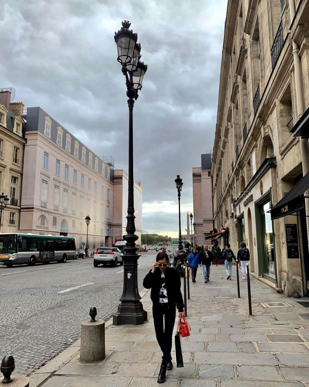 木下春奈さんのインスタグラム写真 - (木下春奈Instagram)「・ ・ bonjour paris🇫🇷 ・ ・ fur jk @maisonvalentino  t-shirt @aliceandolivia  pants @zara  shoes @louisvuitton  bag @maisonvalentino  sunglasses @chanelofficial ・ ・ ・ #paris#france#🇫🇷 #pariscollection#fashionweek#pfw」9月26日 19時24分 - haruna_kinoshita