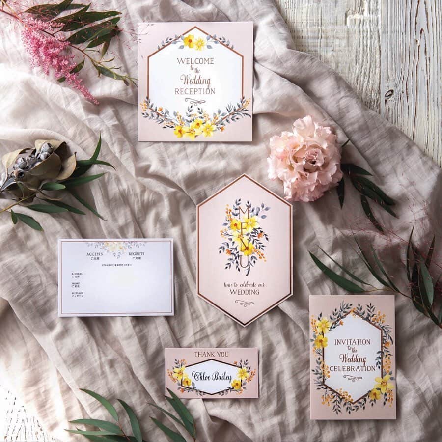 のインスタグラム：「/// Boho Wedding /// . 【ボーホーシック】 数々の芸能人や著名人の結婚式にて、ペーパーアイテムのデザインを手掛けたJoe MASUZAWA氏のコレクション🍴💐 . 今最もトレンドとされている #bohowedding (ボーボーウェディング)💕 シャビーな雰囲気が人気の秘密！ . ローズゴールドの金箔が他にはないこだわりのデザインです😘🌿 あなたもボーホーウェディングに挑戦してみては？ . . ▼無料サンプル請求できます！▼ プロフィール @myprint_wedding 記載のURLよりサンプルサイトへ飛べます💌😘 . . #マイプリント #myprint #ペーパーコンシェルジュ #ペーパーアイテム #招待状 #結婚式準備 #結婚式準備中  #日本中のプレ花嫁さんと繋がりたい #装飾 #テーブルコーディネート #プレ花嫁 #トレンドカラー #2020春婚 #2020夏婚 #2020秋婚 #空間コーディネート #boho #ボーホーウェディング #ボーホースタイル #令和婚」