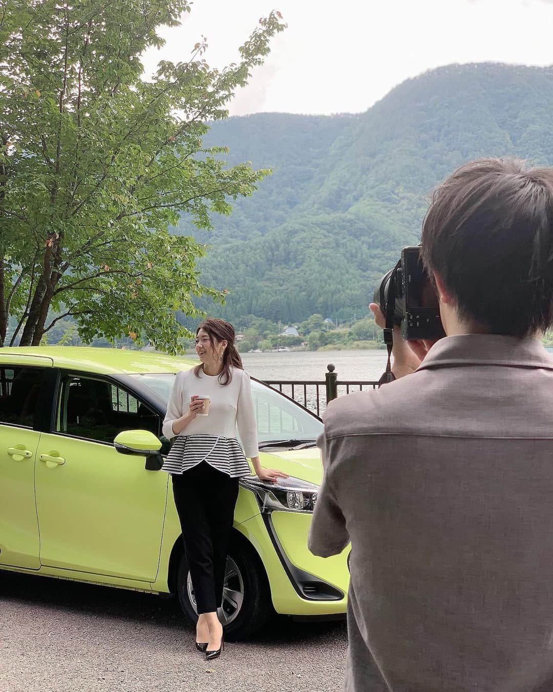 優ひかるのインスタグラム：「昨日山梨のフリーペーパー﻿ 『晴耕雨読』秋・冬号の取材を受けました✨﻿ ﻿ バックナンバーを拝見すると﻿ 錚々たる方々が取材されており…﻿ 私なんぞが受けて良いのか少し考えました…﻿ ですが1日撮影と取材受けると﻿ スタッフの皆様の温かさそして山梨愛を、感じ﻿ 山梨で生まれ育った私だからこそ﻿ お話出来る事があるのではと﻿ 沢山お話させて頂きました。﻿ ﻿ 子供の頃から宝塚に入る前から音楽学校での日々﻿ 現役時代そして退団後のお話まで﻿ 包み隠さずたっぷりお話させて頂いてます✨﻿ ﻿ 河口湖の方面で撮影だったのですが﻿ ステキなカフェで撮影したり﻿ 秋を感じる過ごしやすい良いお天気で 絶好のドライブ日和でした✨﻿ ﻿ 今回ヘアメイクして頂いた 由美さん﻿ @B.A.L beauty laboratoryのサロンにあった﻿ ピアスが服にぴったりで﻿ その場で購入して使用しました✨﻿ お店のスタッフさんが﻿ 手作りで作られているそうです😊﻿ ﻿ しかも私夢が叶ってしまった…﻿ 私ずっとシーズン1から﻿ 『テラスハウス』の番組が大好きなんですが﻿ 車のトランク開けて湖を眺めるなんて…﻿ 撮影の時﻿ 異様にテンションが上がってしまいました😆﻿ ﻿ ﻿ 『晴耕雨読』は、11月中旬に発行予定です✨﻿ また出来上がったら改めてご報告致します‼️﻿ ﻿ #晴耕雨読#山梨#やまなし大使﻿ #撮影#取材#楽しかった#素敵なカフェ﻿ #テラハファン#Netflixユーザー﻿ #Amazonプライムも観てます…笑﻿ #河口湖#釣り人沢山#秋#冬﻿ #良い天気#ヘアメイク#元宝塚#月組﻿ #ぜひお手に取ってご覧ください」