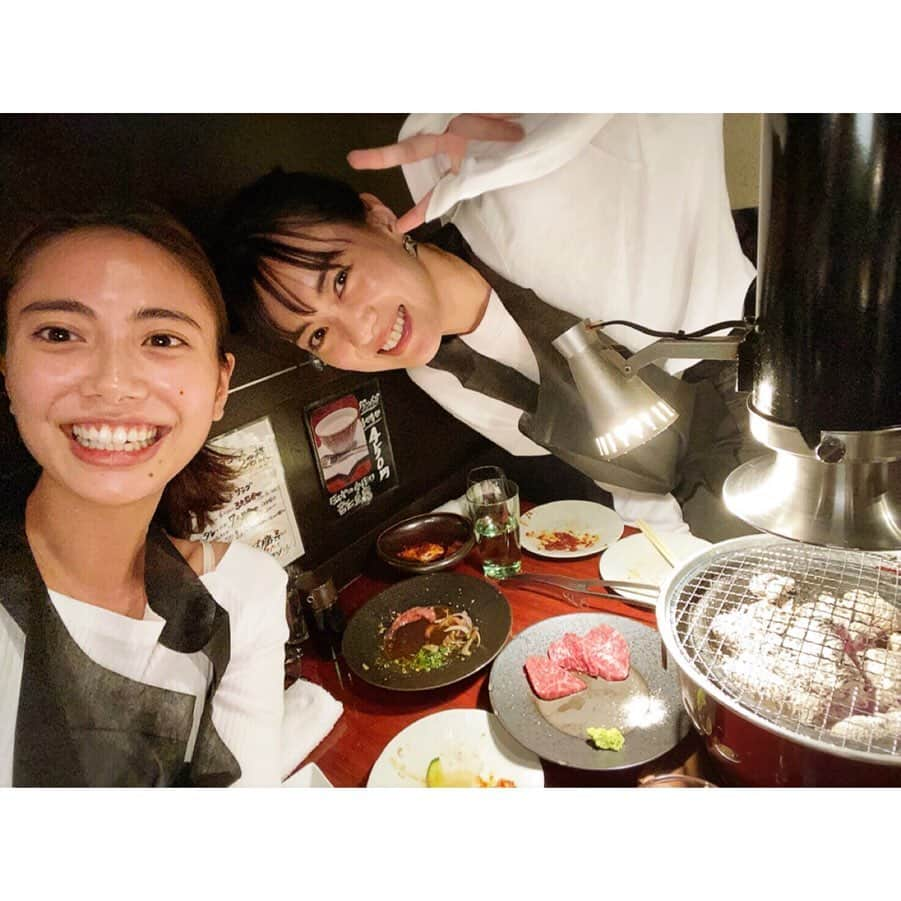 安座間美優さんのインスタグラム写真 - (安座間美優Instagram)「大好きな巴瑞季と大好きなお肉を前にWピースv(^^)v笑 ここまで肉好きになると、2人とも堂々と白トップスで来ちゃう♡ 幸せな夜でした🌙 #肉あざま#巴瑞季と焼肉屋巡り#白トップスかぶり」9月26日 19時43分 - mew_azama