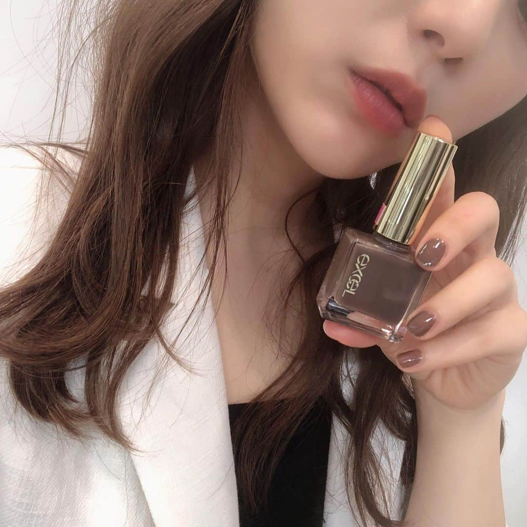 ひよんさんのインスタグラム写真 - (ひよんInstagram)「🌰💅💜 ㅤㅤㅤㅤㅤㅤㅤㅤㅤㅤㅤㅤㅤ エクセルの新作コスメたち💓 秋カラーってやっぱり可愛すぎるし 1番おしゃれに見える気がする🤭💃✨ ネイルポリッシュの #マロングラッセ がタイプすぎて、 その場で塗っちゃった😹💅💕ㅋㅋㅋ ㅤㅤㅤㅤㅤㅤㅤㅤㅤㅤㅤㅤㅤ 今年はお洋服でもブラウン系がトレンドみたいだし、 メイクも合わせてブラウン系に合わせたら可愛いそう🥰！ マスカラ #ロングアンドカラードラッシュ の #ダークウォルナット も洗練されてる感じですごく気になった🤔💭💘 今年の秋はおしゃれなメイクたくさんしたいなー😊  イベントが9/27〜29まで表参道で やってるみたいだから行ってみてね🤭✨ ㅤㅤㅤㅤㅤㅤㅤㅤㅤㅤㅤㅤㅤ #makeup #autumnmakeup #excel #cosmetic #feeyong #메이크업 #가을메이크업 #가을 #한국인 #희영 #pr #excelmake #エクセル #イルミクチュールシャドウ #秋カラー #秋メイク #秋 #トレンド #トレンドメイク #ひよん」9月26日 19時54分 - cchan_fee4