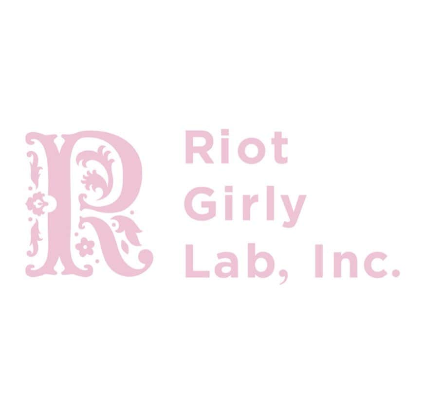 東佳苗さんのインスタグラム写真 - (東佳苗Instagram)「《ご報告》 実は先日、ようやく個人事業主から………社長！！になりました。. 【Riot Girly Lab】(ライオットガーリーラボ)という会社を創りました。 . 社長…CEO…と全く言い慣れない超絶名ばかりな肩書きですが、(苦手なことは全部依頼してやってもらっております…) rurumu:や縷縷夢兎、その他諸々の活動をやっていく為の会社です。 この会社名は、ちょっと前に自主企画で開催していたトークイベントのタイトルから取りました。  会社ロゴなど諸々のデザインは muse(縷縷夢兎写真集)などのデザインを担当してた榎くんに @enokiyuta 依頼しました☺️🌸 (分かる人には分かる、🌸感🥰) . 学生時代から合同展やブランド、衣装、映画、美術、自主企画など色んなことをしてきて、変わらない気持ちとしてあるのは、 いかに同士を見つけて巻き込むか、文化へ挑むか、ということ。  一人でカルチャーを創る、広めることは難しいけれど、信念がある志しの近いもの同士が寄り集まった時に、磁場を狂わすくらいのすごいエネルギーを産むことがあり、 それを何度も経験しているからこそ、創作を自分だけで完結させない生き方を模索してきました。  今はかなり規模は小さいし、会社として出来ることはrurumu:の運営くらいのことですが、おいおい何か、面白いことをやりたい、世間からはみ出した人達が集まるような場所になって行ったらすごいなぁ…と勝手に妄想しております。  ワンルームに引きこもりがちな私たちですが、もっと地上へ這い上がっていけるように精進してゆきます。何卒。  東 佳苗 🐇 Riot Girly Lab,Inc. /since 2019」9月26日 19時46分 - usagi_kanae