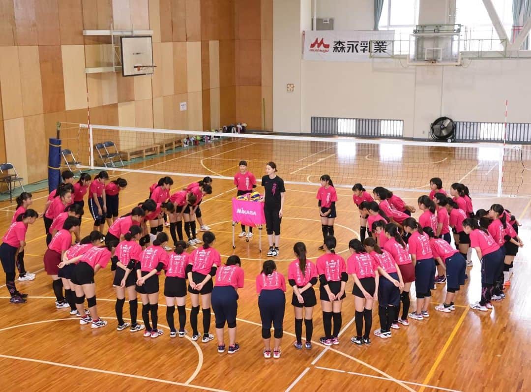 井上香織さんのインスタグラム写真 - (井上香織Instagram)「2019.9.26 ・ 9/21大阪で開催された森永乳業杯ツアーオブバレー。 ・ 182㎝ある私がのぶさんと並ぶと小さくみえる👏(⁎⁍̴̆Ɛ⁍̴̆⁎) ・ もうすぐ10月今年もあと3ヶ月ですね！ 残りいくつかのバレー教室でまたたくさんの子供達と出会えることが楽しみです🙌😆 ・ #バレーボール  #バレー教室 #ヴィクトリーナ #中学生女子」9月26日 19時48分 - kaorin888