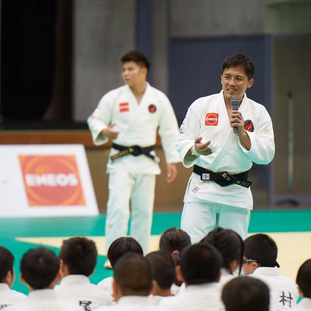 野村忠宏さんのインスタグラム写真 - (野村忠宏Instagram)「ENEOS presents 「野村道場 〜JUDO IGNITION TOKYO〜」 祖父が創設した町道場で柔道の楽しさを知り、夢中で取り組みました。体が小さく試合に勝てなくても、自分なりの目標を持ち、柔道と真剣に向き合ってきました。柔道が好きで、自分が選んだ道だから頑張れたし、続けることが出来た。そして誰からも期待されなかった少年が、やがて大きな夢を掴みとる事ができました。柔道を通して、礼儀作法を身につけ、礼節を学びながら、純粋に柔道を楽しんでほしい。柔道が好き！という想いこそが子供達を突き動かします。勝ち負けも大事ですが、子供達のゴールは今ではない。未来を見据え「野村道場」では、無限の可能性を秘めた子供達のエネルギーに火を灯していきます。  そういう思いで、柔道イベント「野村道場」を開催しました。初めてのチャレンジで、大変な事もいっぱいありましたが、柔道少年少女の真剣な眼差し、柔道を楽しんでいる姿を見れたことで全てが報われました。子供達の親御さんから有り難いメッセージが数多く届いたことも嬉しく思います。「野村道場」を開催するにあたって、お力添えくださった全ての皆さま、本当にありがとうございました。  次回の「野村道場」楽しみにしておいて下さい！  #野村道場 #柔道 #精力善用 #自他共栄#野村忠宏 #礼節 #敬意 #感謝 #笑顔 #伝統 #革新 #Judo #NomuraDojo」9月26日 19時51分 - nomura60kg