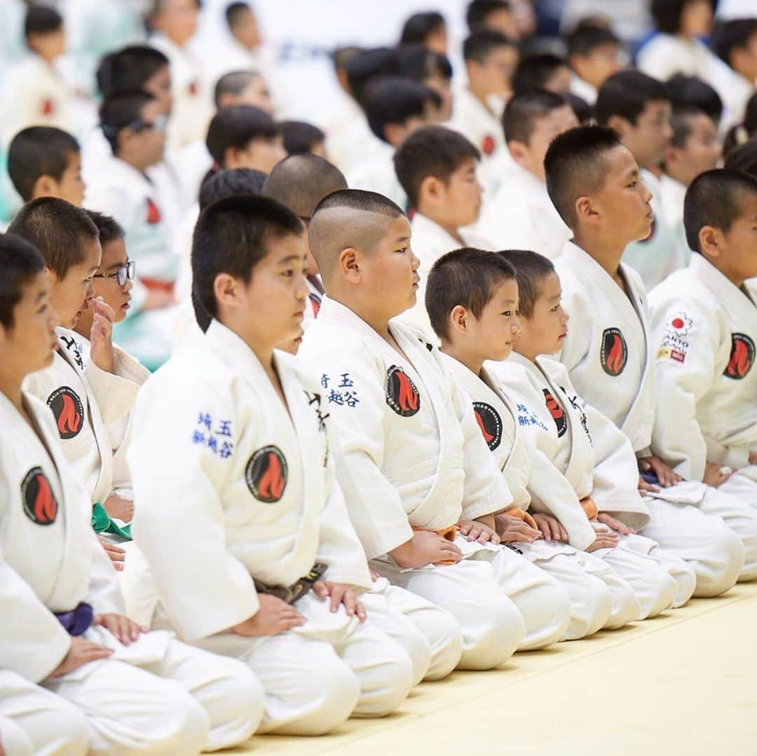 野村忠宏さんのインスタグラム写真 - (野村忠宏Instagram)「ENEOS presents 「野村道場 〜JUDO IGNITION TOKYO〜」 祖父が創設した町道場で柔道の楽しさを知り、夢中で取り組みました。体が小さく試合に勝てなくても、自分なりの目標を持ち、柔道と真剣に向き合ってきました。柔道が好きで、自分が選んだ道だから頑張れたし、続けることが出来た。そして誰からも期待されなかった少年が、やがて大きな夢を掴みとる事ができました。柔道を通して、礼儀作法を身につけ、礼節を学びながら、純粋に柔道を楽しんでほしい。柔道が好き！という想いこそが子供達を突き動かします。勝ち負けも大事ですが、子供達のゴールは今ではない。未来を見据え「野村道場」では、無限の可能性を秘めた子供達のエネルギーに火を灯していきます。  そういう思いで、柔道イベント「野村道場」を開催しました。初めてのチャレンジで、大変な事もいっぱいありましたが、柔道少年少女の真剣な眼差し、柔道を楽しんでいる姿を見れたことで全てが報われました。子供達の親御さんから有り難いメッセージが数多く届いたことも嬉しく思います。「野村道場」を開催するにあたって、お力添えくださった全ての皆さま、本当にありがとうございました。  次回の「野村道場」楽しみにしておいて下さい！  #野村道場 #柔道 #精力善用 #自他共栄#野村忠宏 #礼節 #敬意 #感謝 #笑顔 #伝統 #革新 #Judo #NomuraDojo」9月26日 19時51分 - nomura60kg