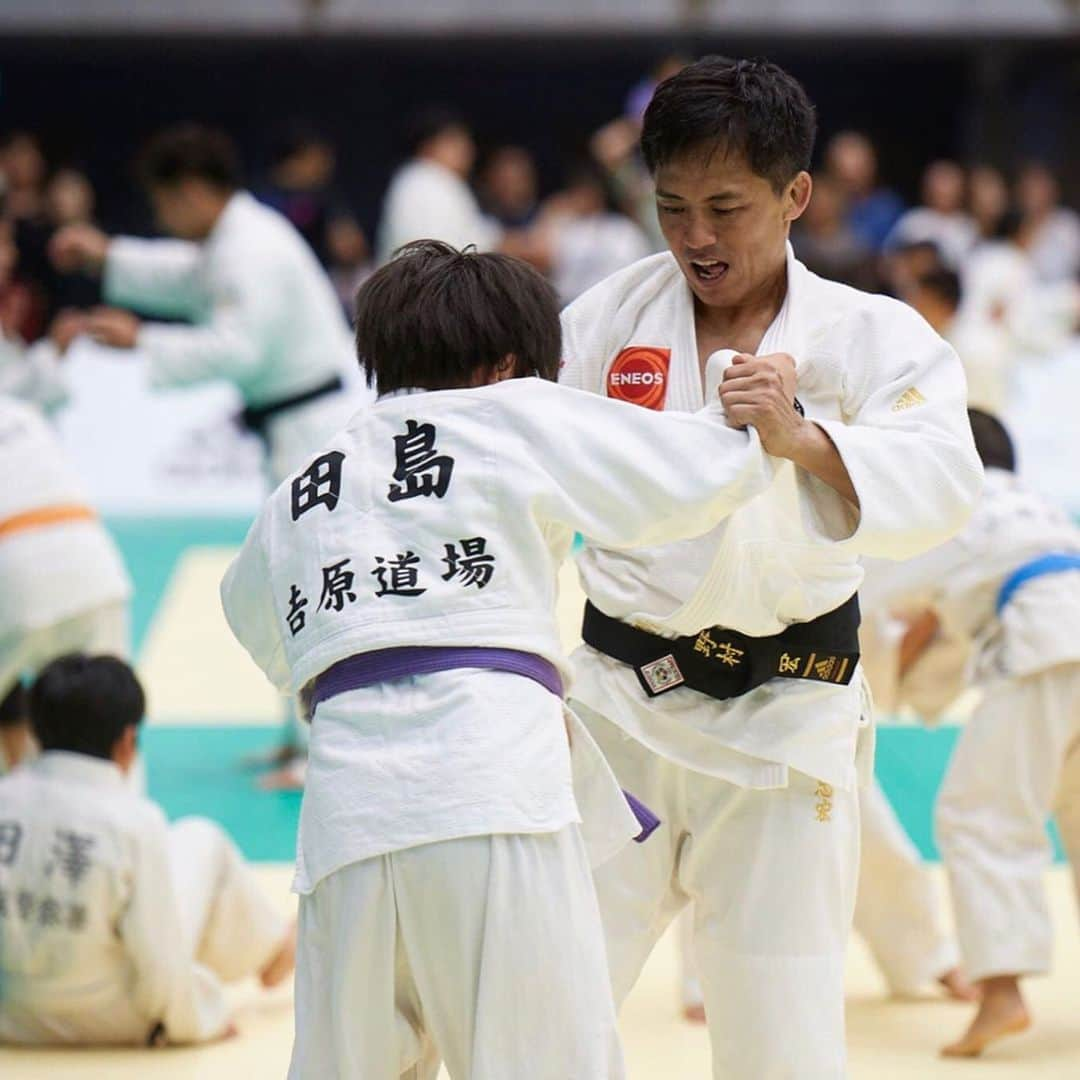 野村忠宏さんのインスタグラム写真 - (野村忠宏Instagram)「ENEOS presents 「野村道場 〜JUDO IGNITION TOKYO〜」 祖父が創設した町道場で柔道の楽しさを知り、夢中で取り組みました。体が小さく試合に勝てなくても、自分なりの目標を持ち、柔道と真剣に向き合ってきました。柔道が好きで、自分が選んだ道だから頑張れたし、続けることが出来た。そして誰からも期待されなかった少年が、やがて大きな夢を掴みとる事ができました。柔道を通して、礼儀作法を身につけ、礼節を学びながら、純粋に柔道を楽しんでほしい。柔道が好き！という想いこそが子供達を突き動かします。勝ち負けも大事ですが、子供達のゴールは今ではない。未来を見据え「野村道場」では、無限の可能性を秘めた子供達のエネルギーに火を灯していきます。  そういう思いで、柔道イベント「野村道場」を開催しました。初めてのチャレンジで、大変な事もいっぱいありましたが、柔道少年少女の真剣な眼差し、柔道を楽しんでいる姿を見れたことで全てが報われました。子供達の親御さんから有り難いメッセージが数多く届いたことも嬉しく思います。「野村道場」を開催するにあたって、お力添えくださった全ての皆さま、本当にありがとうございました。  次回の「野村道場」楽しみにしておいて下さい！  #野村道場 #柔道 #精力善用 #自他共栄#野村忠宏 #礼節 #敬意 #感謝 #笑顔 #伝統 #革新 #Judo #NomuraDojo」9月26日 19時51分 - nomura60kg